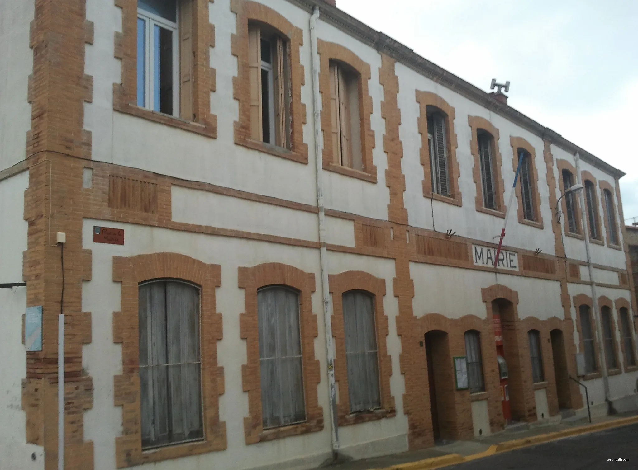 Town hall of Saint-Féliu-d'Amont | Autor: Fabricio Cardenas | Licencja: CC BY-SA 4.0 | Źródło: Wikimedia Commons