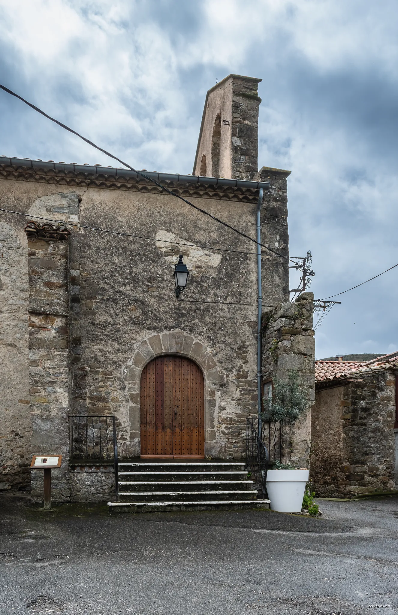 Saint Felix of Valois church in Monze, Aude, France | Autor: Krzysztof Golik | Licencja: CC BY-SA 4.0 | Źródło: Wikimedia Commons