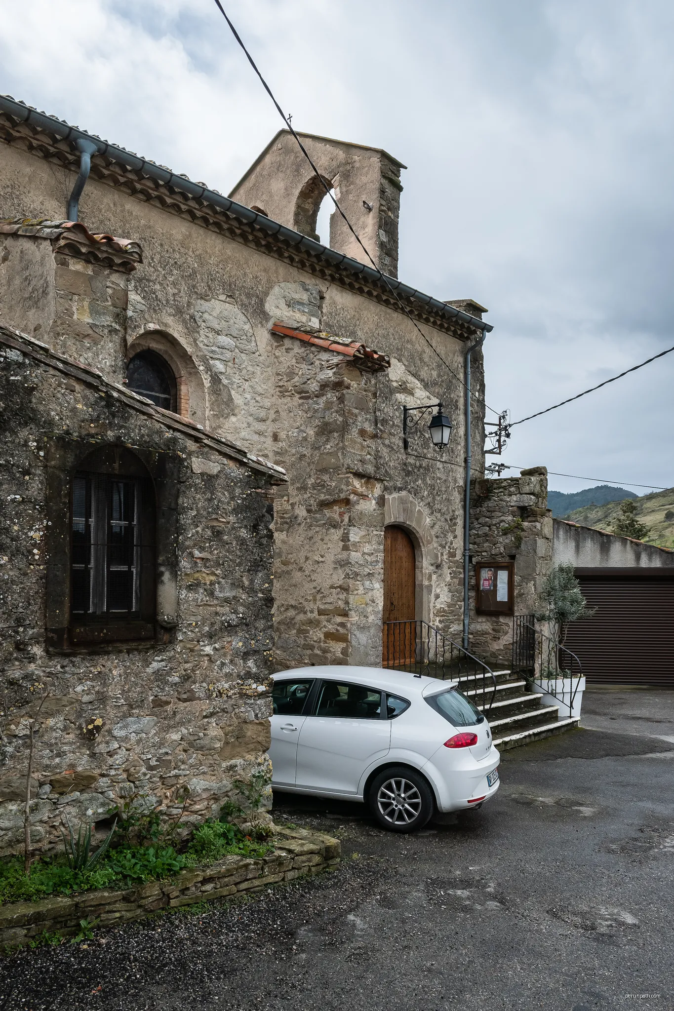 Saint Felix of Valois church in Monze, Aude, France | Autor: Krzysztof Golik | Licencja: CC BY-SA 4.0 | Źródło: Wikimedia Commons