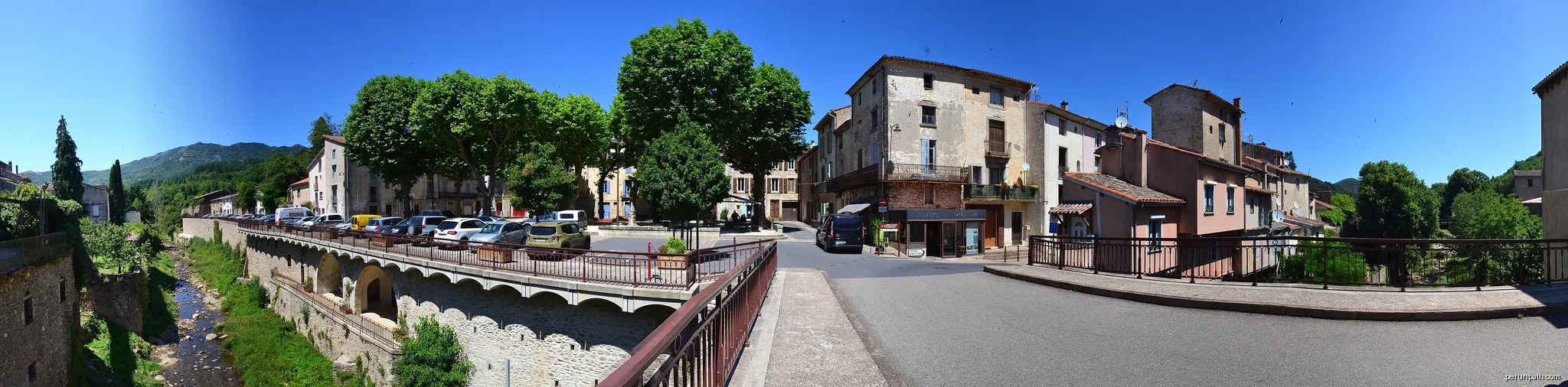 The Place du Quai in Saint-Gervais-sur-Mare. Hérault, France, seen from the bridge across the Casselouvre. | Autor: MartinD | Licencja: CC BY-SA 4.0 | Źródło: Wikimedia Commons