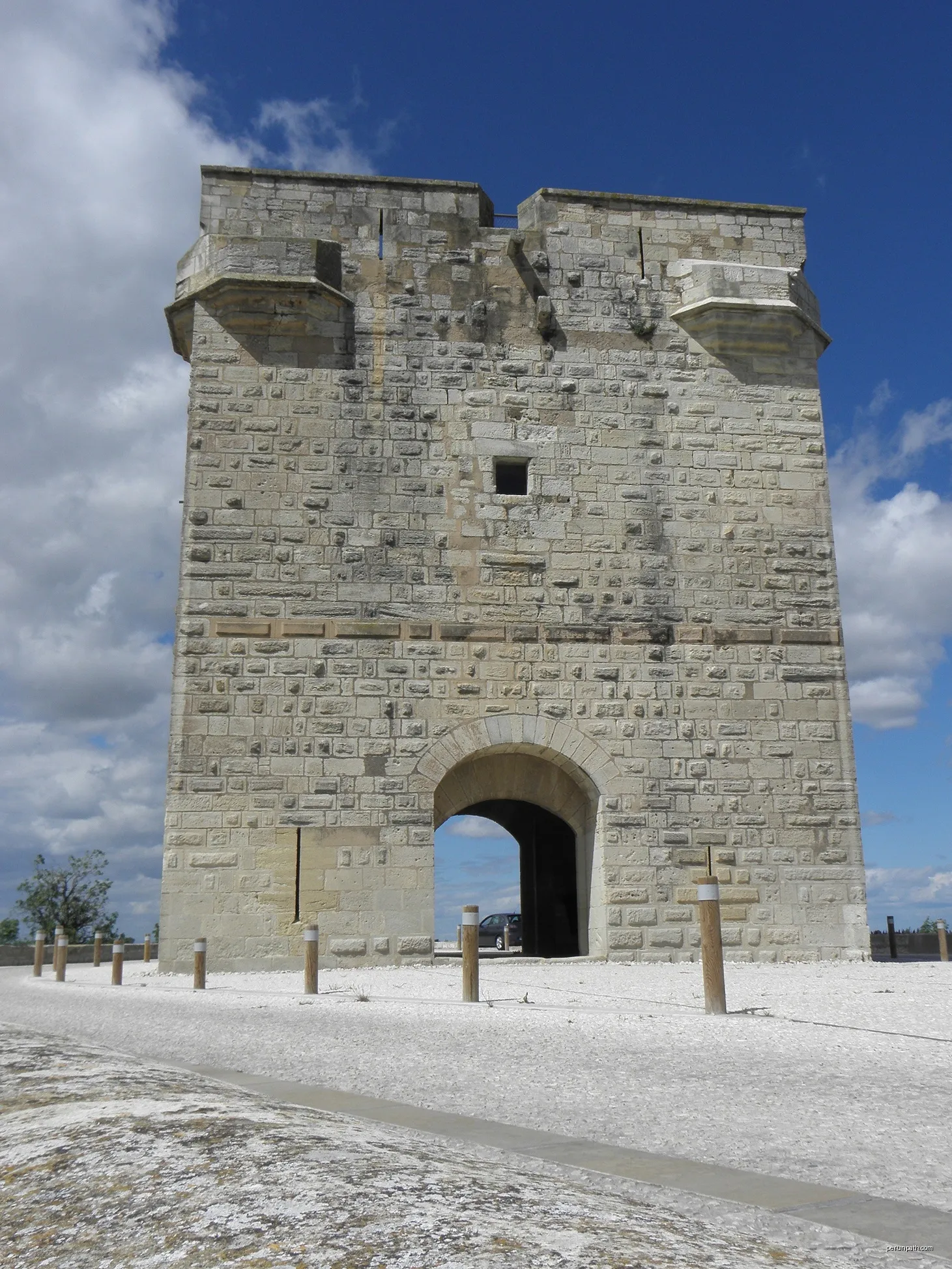 Tour Carbonnière, commune de Saint-Laurent-d'Aigouze (30). | Autor: GO69 | Licencja: CC BY-SA 4.0 | Źródło: Wikimedia Commons