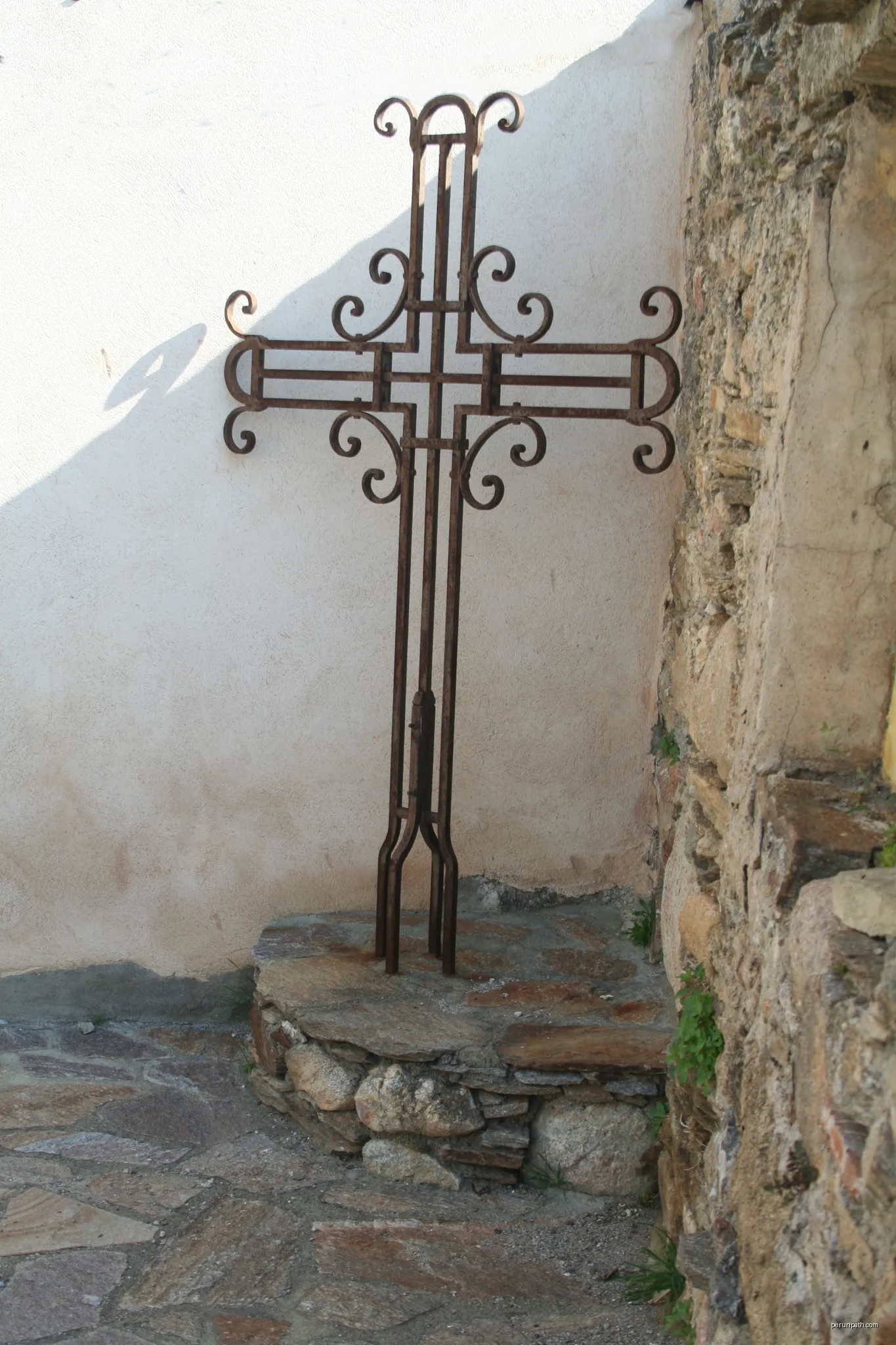 Saint-Martin-de-Larçon (Hérault) - croix. | Autor: Fagairolles 34 | Licencja: CC BY-SA 4.0 | Źródło: Wikimedia Commons