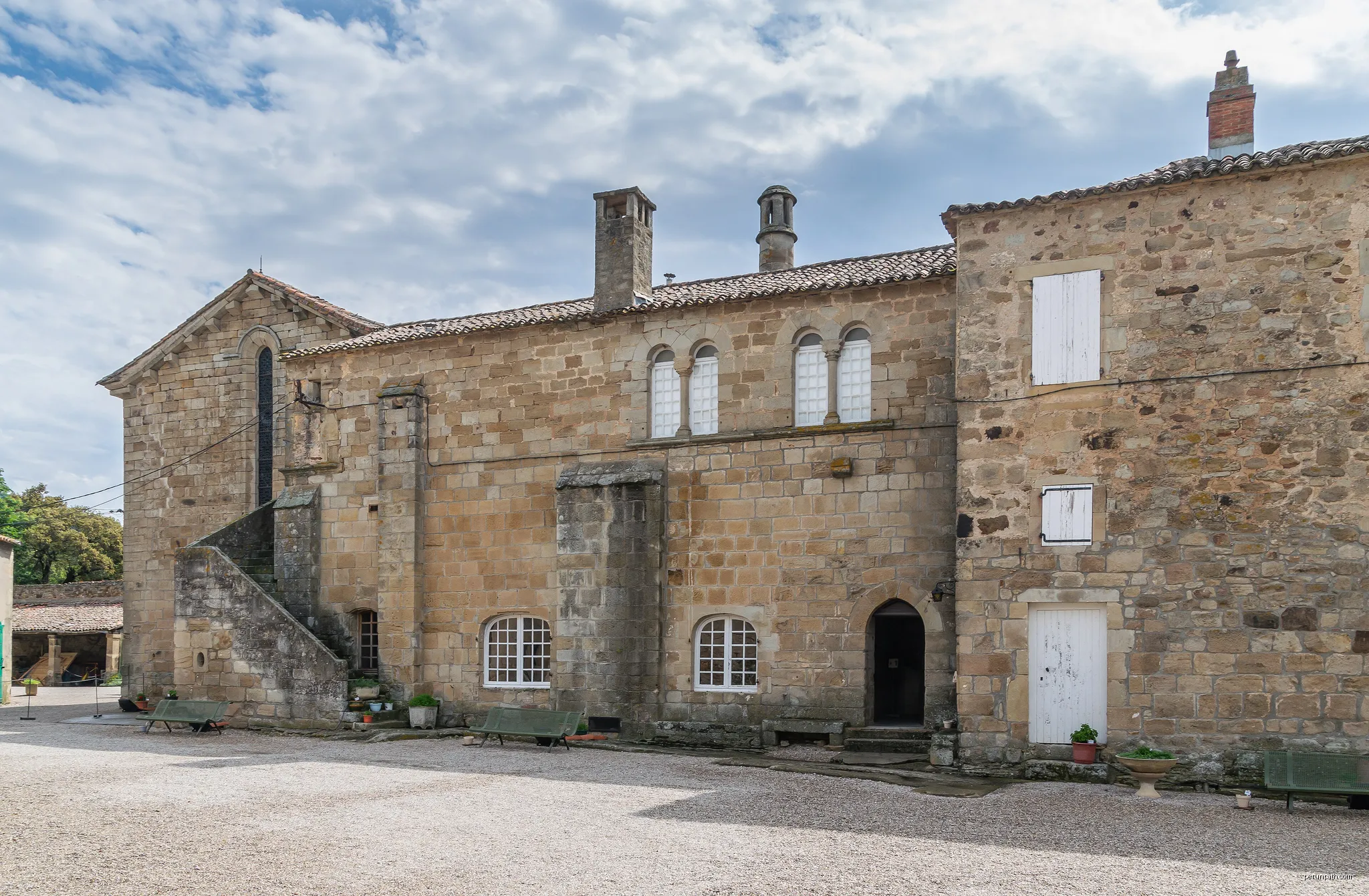 Saint Michael Priory of Grandmont, commune of Saint-Privat, Hérault, France | Autor: Krzysztof Golik | Licencja: CC BY-SA 4.0 | Źródło: Wikimedia Commons