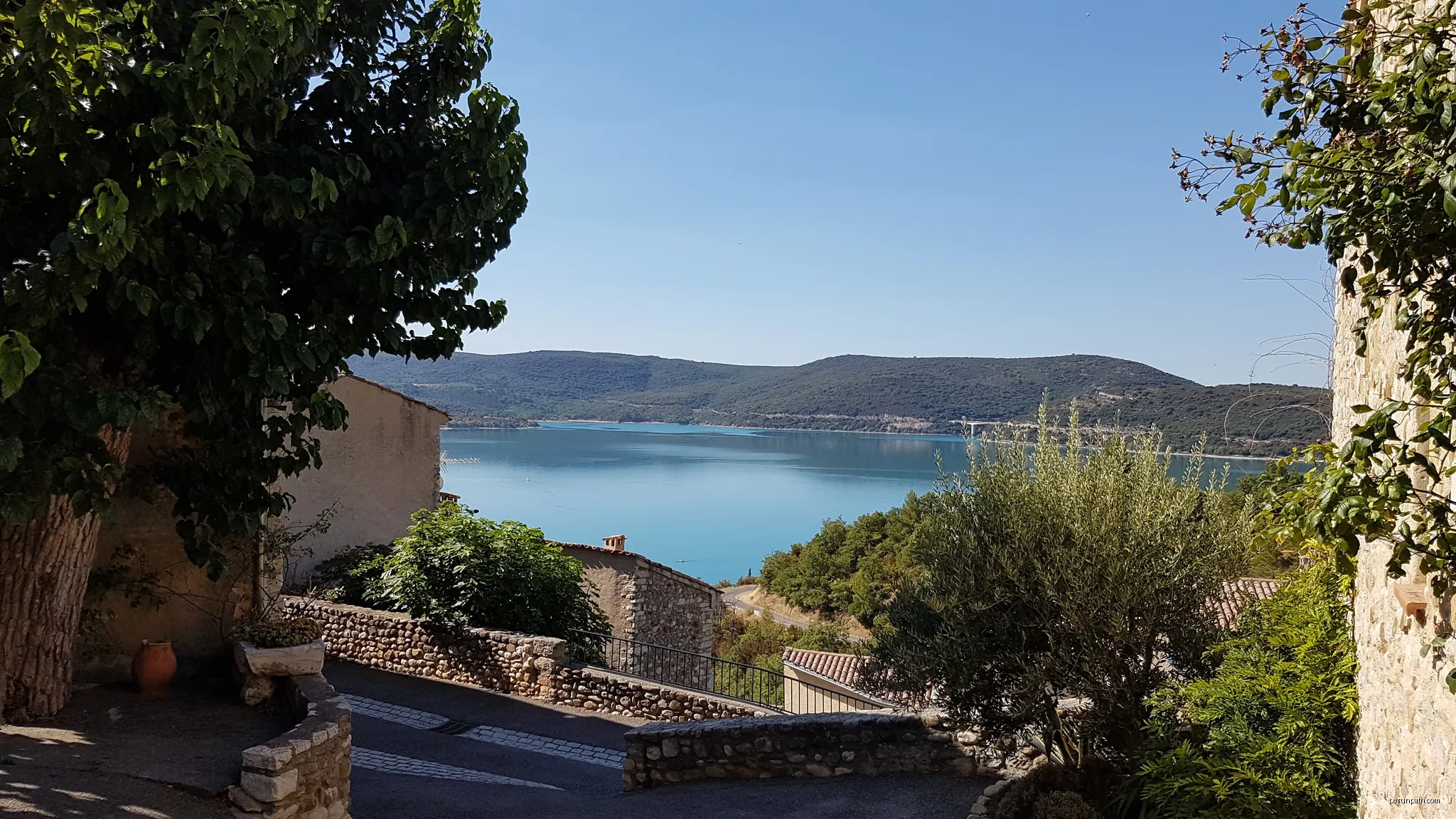 Ruelle de Sainte-Croix-du-Verdon (Alpes-de-Haute-Provence) et le lac de Sainte-Croix | Autor: Mathieu BROSSAIS | Licencja: CC BY 4.0 | Źródło: Wikimedia Commons