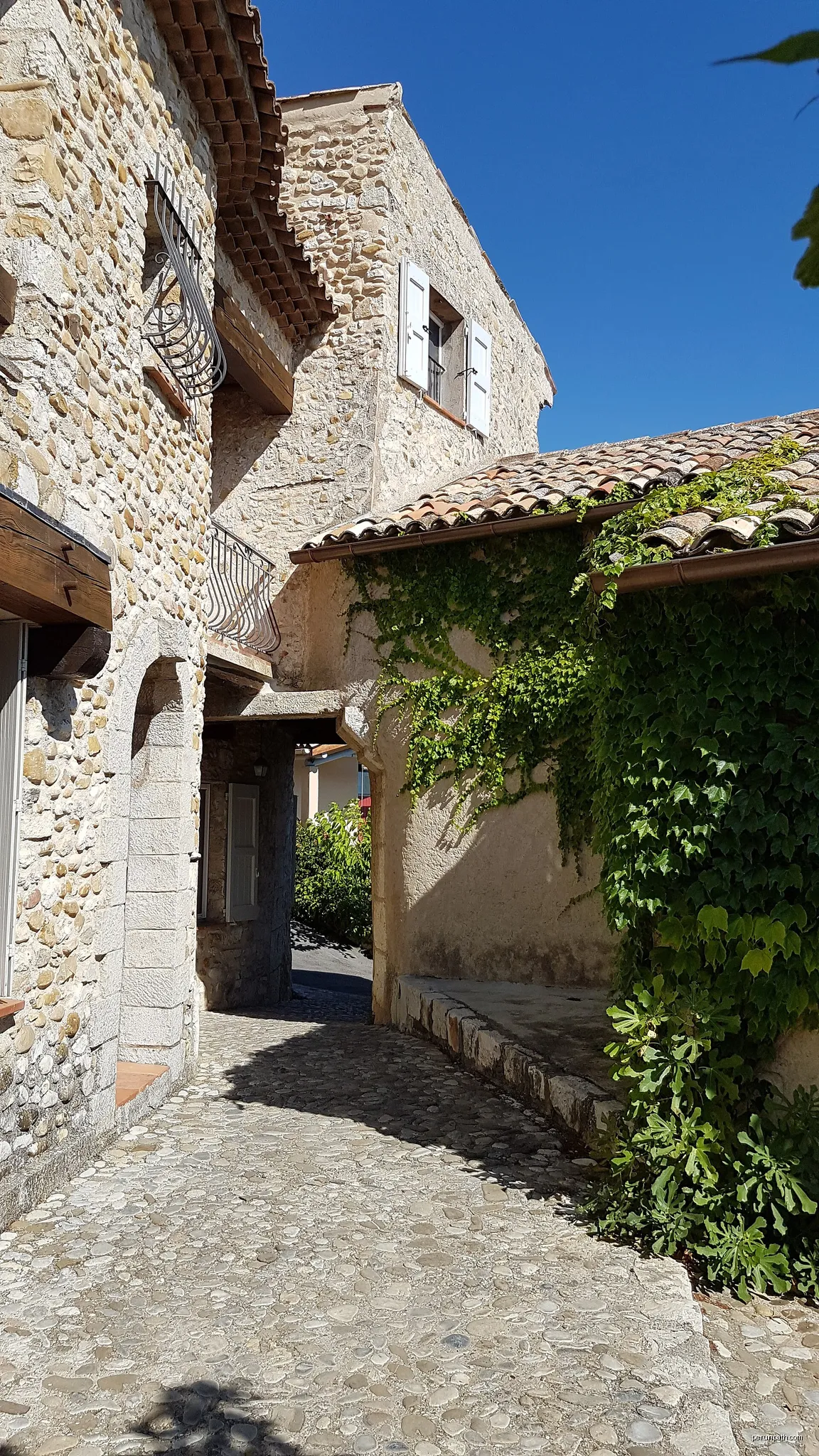 Ruelle de Sainte-Croix-du-Verdon (Alpes-de-Haute-Provence) | Autor: Mathieu BROSSAIS | Licencja: CC BY 4.0 | Źródło: Wikimedia Commons