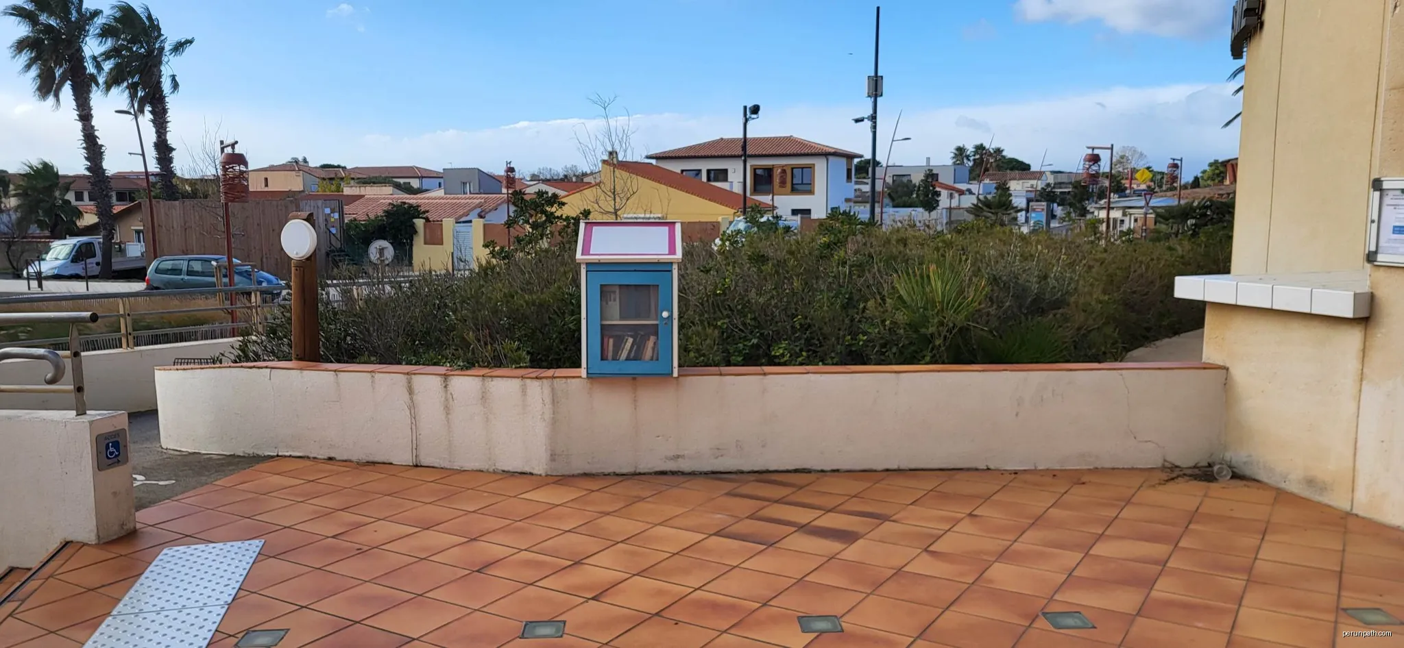 Boîte à livres à Sainte-Marie-la-Mer | Autor: Jairoulak | Licencja: CC BY-SA 4.0 | Źródło: Wikimedia Commons