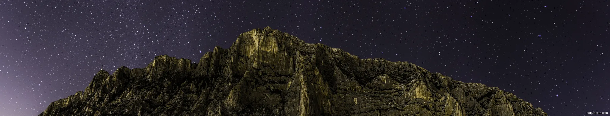 Une nuit très ventée au pied de la Sainte-Victoire pour associer la montagne aux étoiles. | Autor: Matthieu Toc | Licencja: CC BY-SA 3.0 | Źródło: Wikimedia Commons