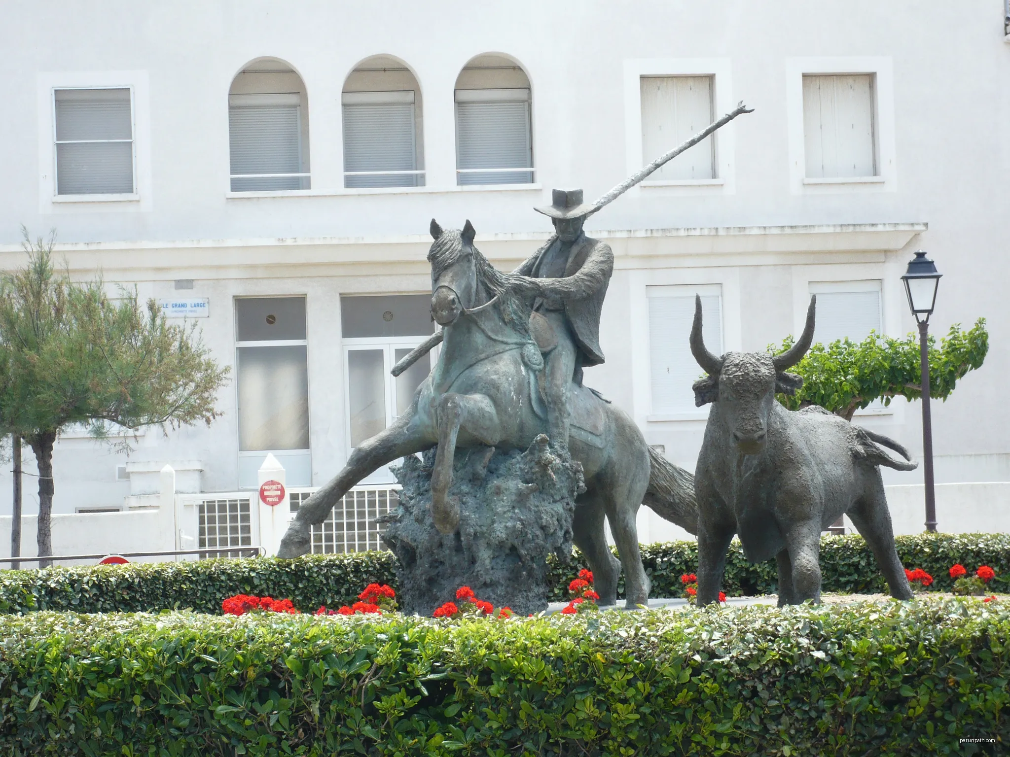 Witness the strong tradition of bullfighting, the tribute to the cowboys adorns the giratory of the Avenue Van Gogh, in front off the arenas. | Autor: Daniel VILLAFRUELA. | Licencja: CC BY-SA 3.0 | Źródło: Wikimedia Commons