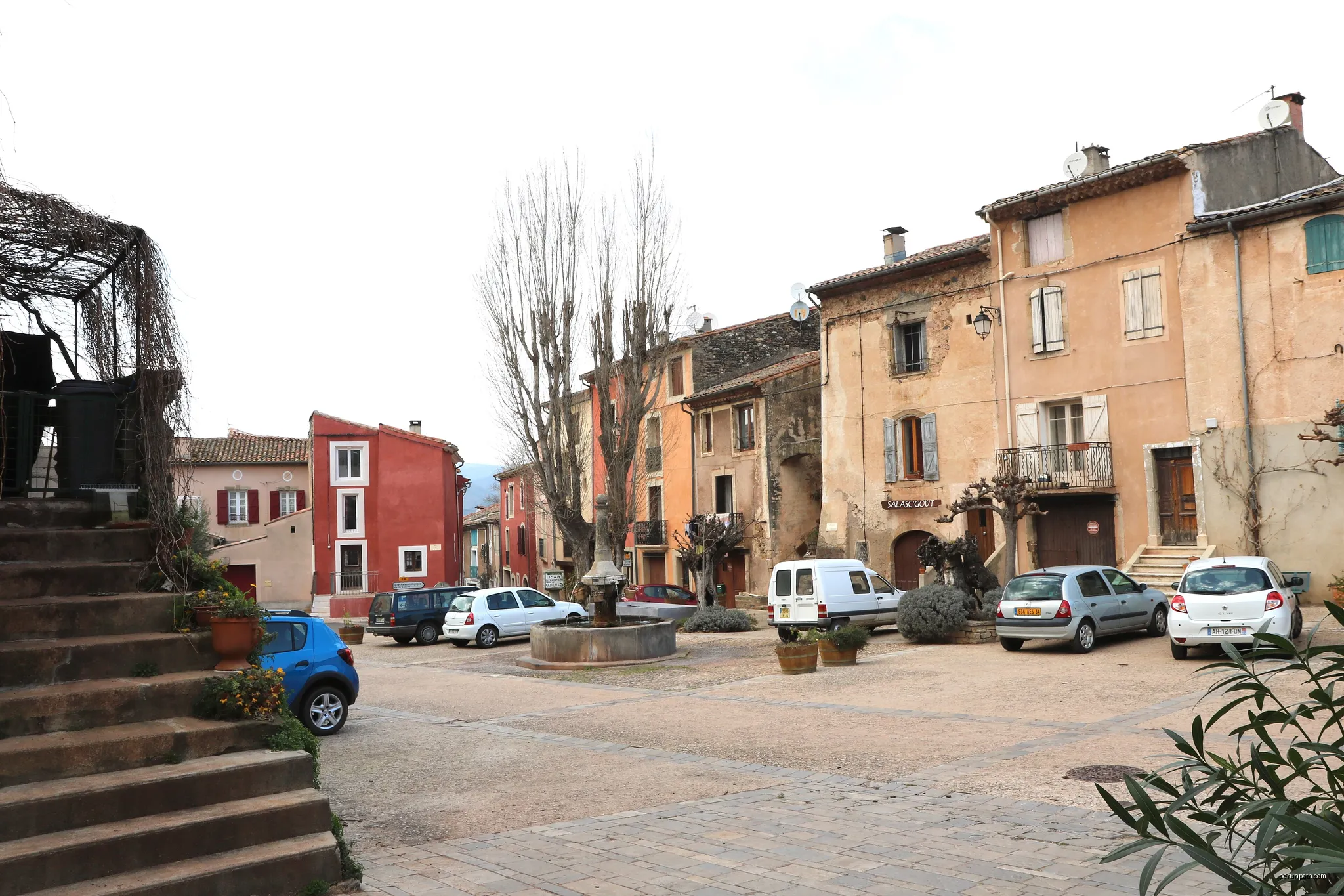 Salasc (Hérault, France) - place | Autor: Fagairolles 34 | Licencja: CC BY-SA 4.0 | Źródło: Wikimedia Commons