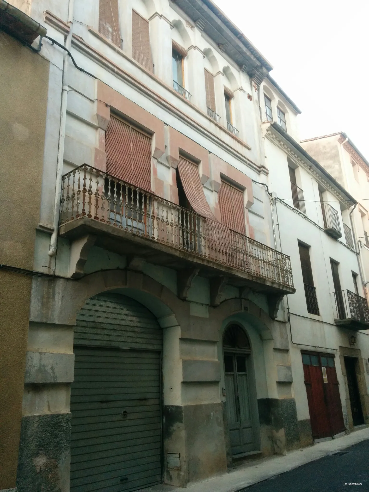 Casa al carrer Sales, 11 (Tortellà) | Autor: Maite oliva alsina | Licencja: CC BY-SA 4.0 | Źródło: Wikimedia Commons