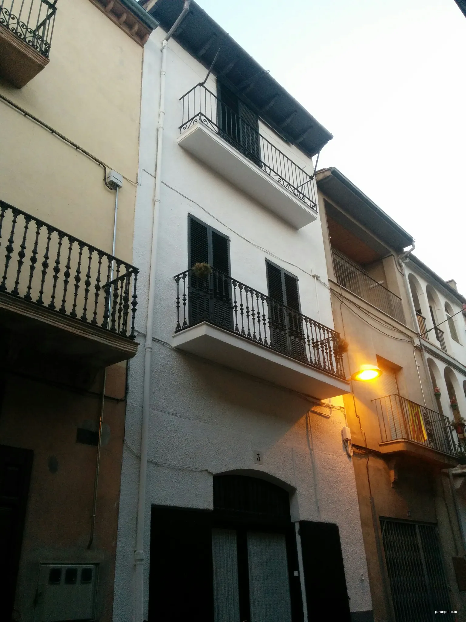 Casa al carrer Sales, 3 (Tortellà) | Autor: Maite oliva alsina | Licencja: CC BY-SA 4.0 | Źródło: Wikimedia Commons
