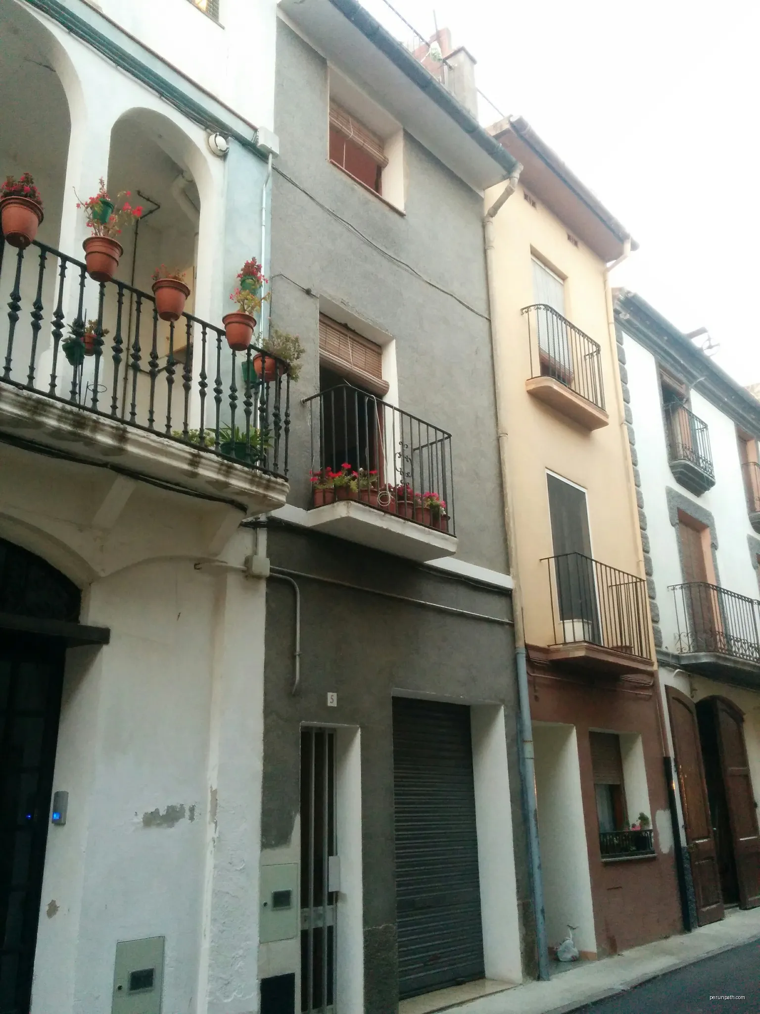 Casa al carrer Sales, 5 (Tortellà) | Autor: Maite oliva alsina | Licencja: CC BY-SA 4.0 | Źródło: Wikimedia Commons
