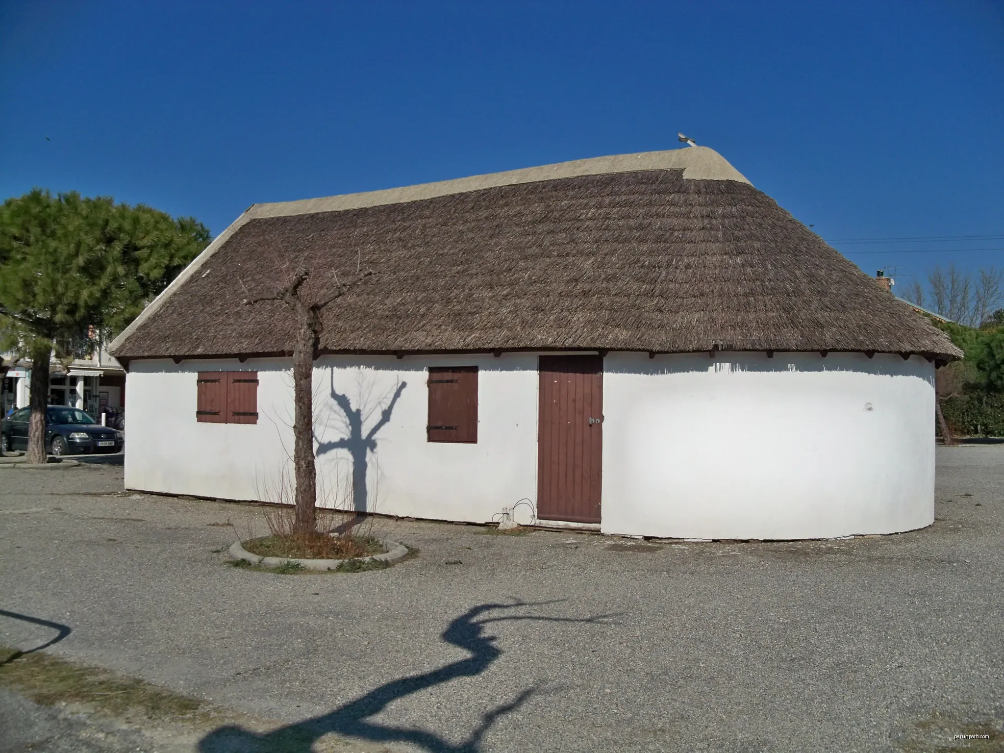Cabane de gardian à Salin de Giraud | Autor: Véronique PAGNIER | Licencja: CC BY-SA 3.0 | Źródło: Wikimedia Commons