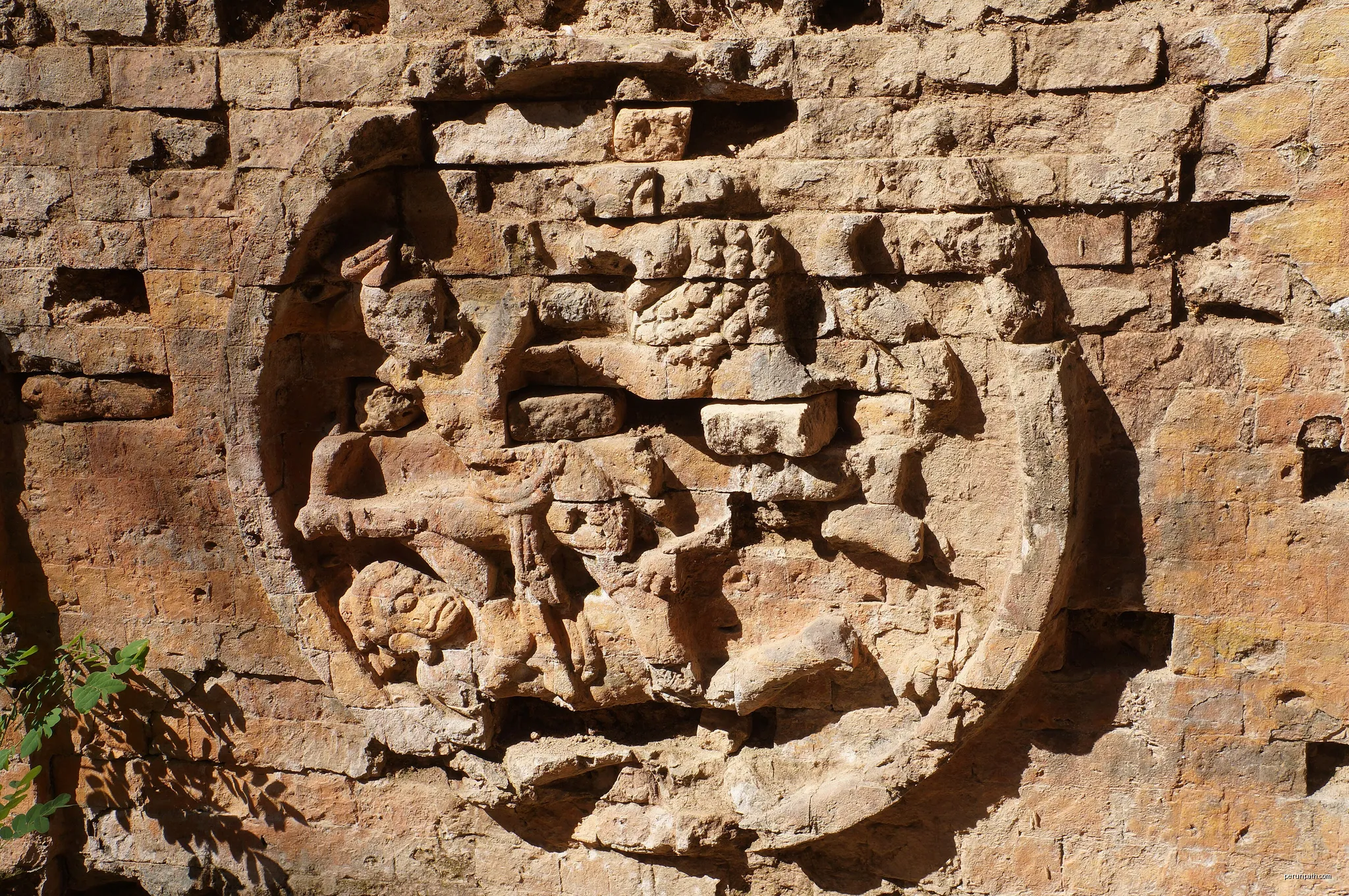 Hindu religious carving of two individuals defending a lion attack (9th century), in Sambor Prei Kuk temple in Cambodia | Autor: Pierre André | Licencja: CC BY-SA 4.0 | Źródło: Wikimedia Commons