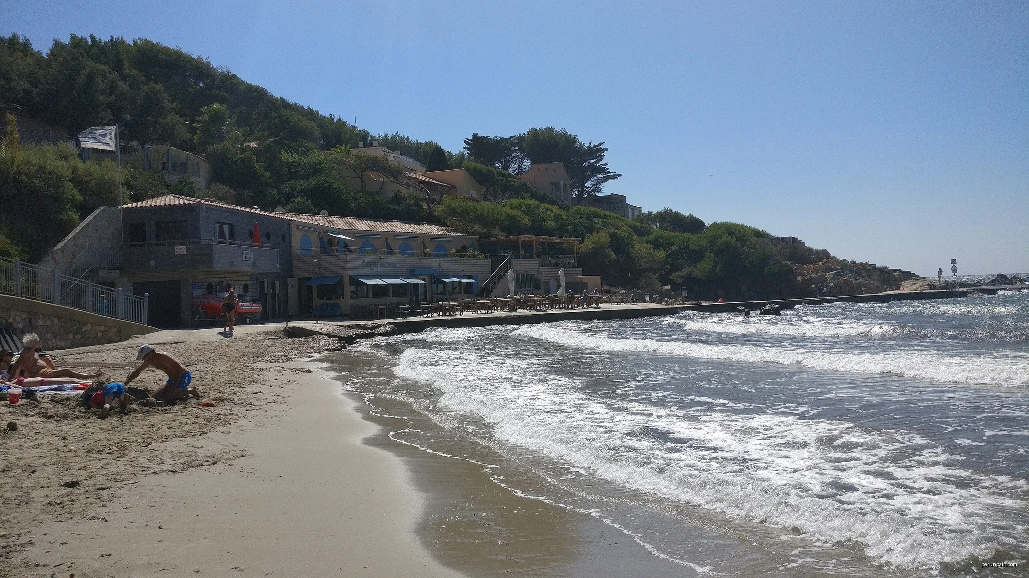 nice pine and palm trees, restaurant, seperated child's beach corner | Autor: Dnaiel | Licencja: CC BY-SA 4.0 | Źródło: Wikimedia Commons