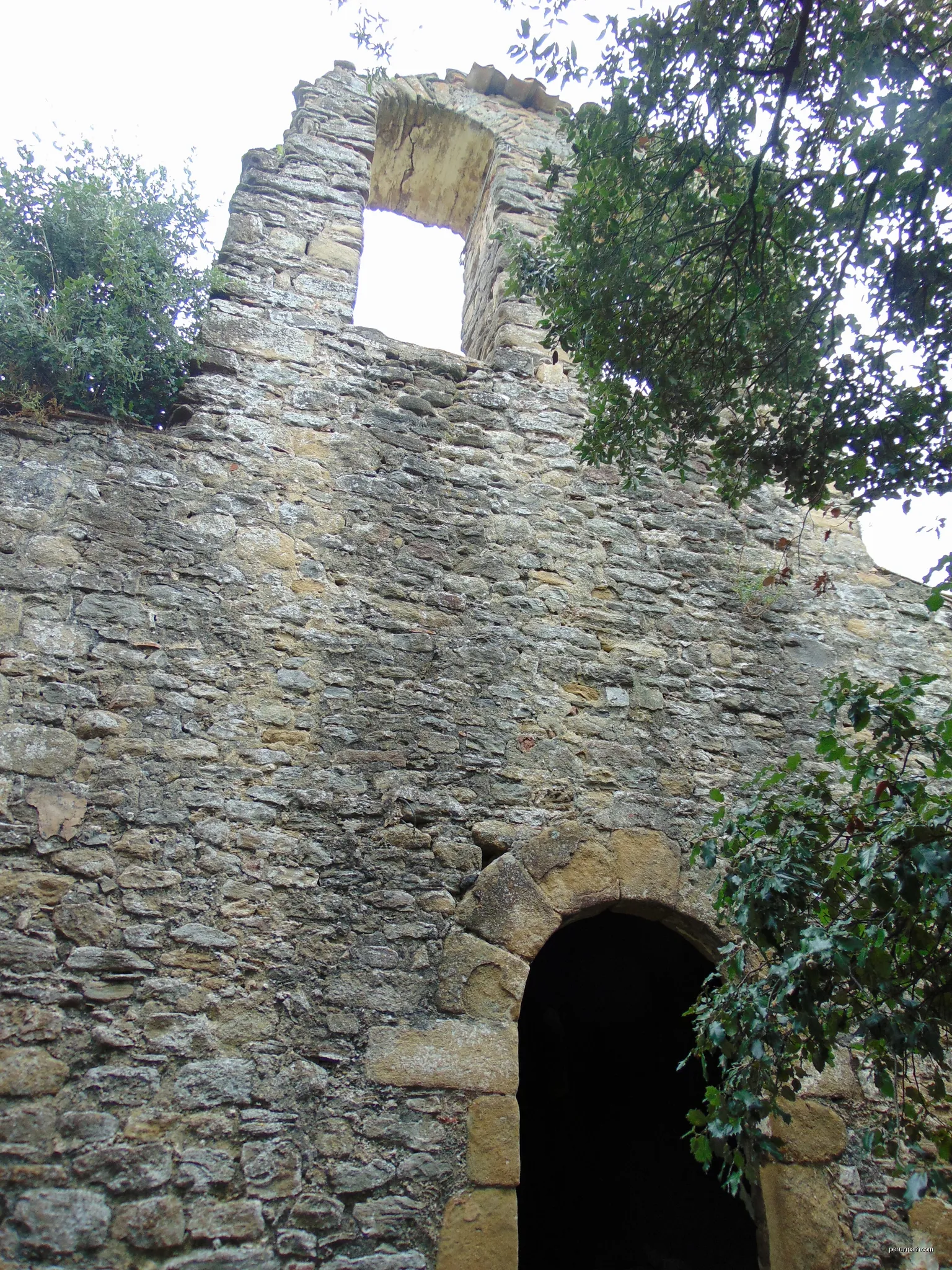 Ermita de Sant Cebrià (Sant Aniol de Finestres) | Autor: Josep Maria Viñolas Esteva | Licencja: CC BY-SA 4.0 | Źródło: Wikimedia Commons