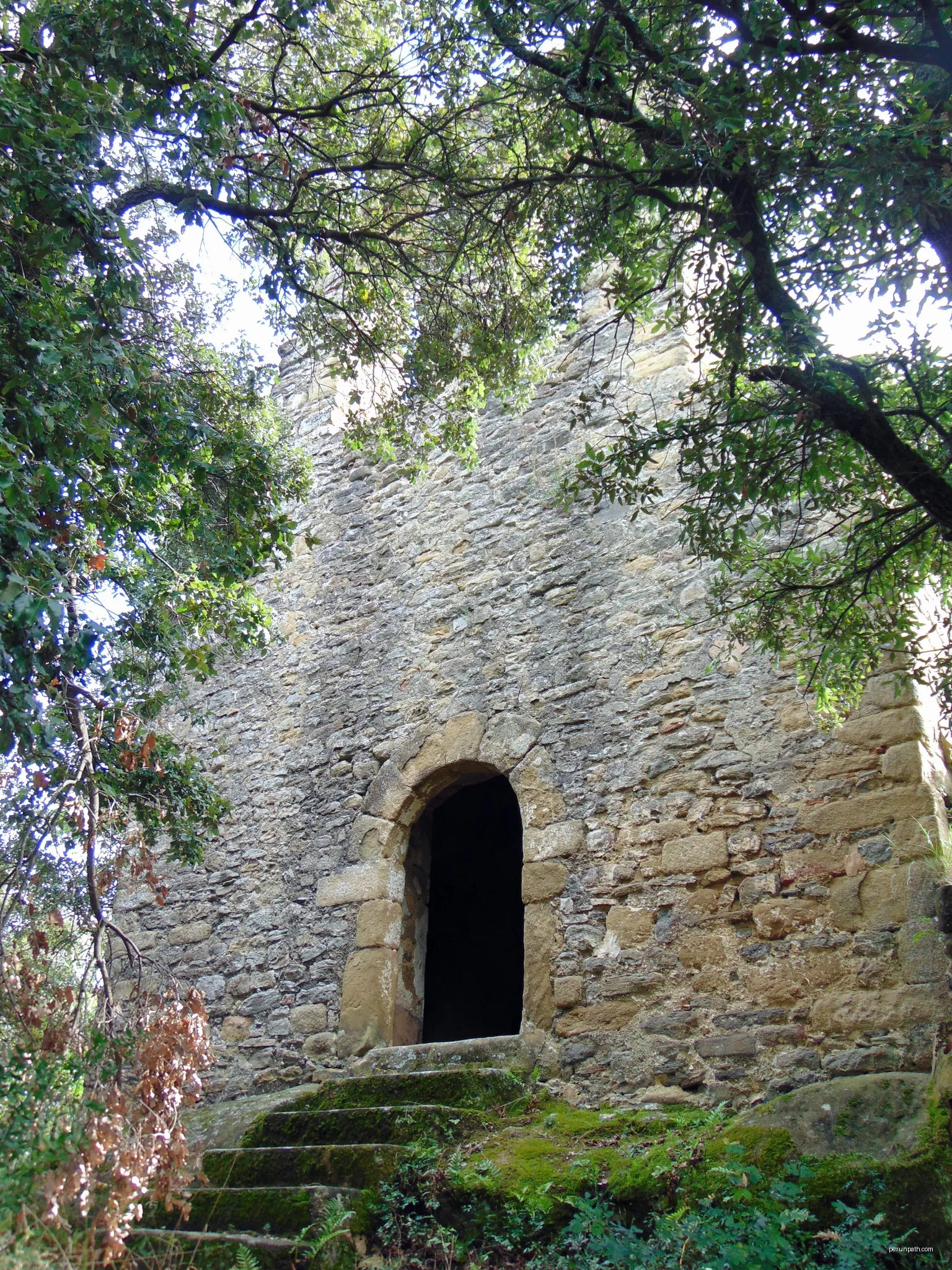 Ermita de Sant Cebrià (Sant Aniol de Finestres) | Autor: Josep Maria Viñolas Esteva | Licencja: CC BY-SA 4.0 | Źródło: Wikimedia Commons