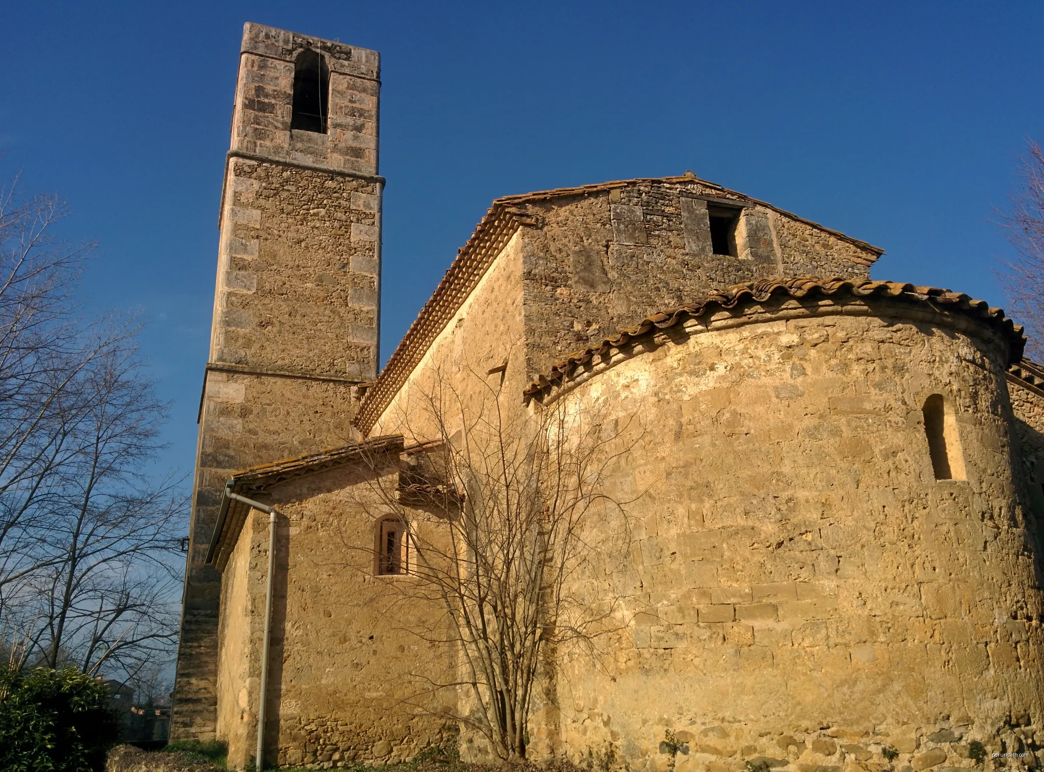 Església parroquial de Sant Esteve (Cornellà del Terri). | Autor: Josep Maria Viñolas Esteva | Licencja: CC BY-SA 4.0 | Źródło: Wikimedia Commons