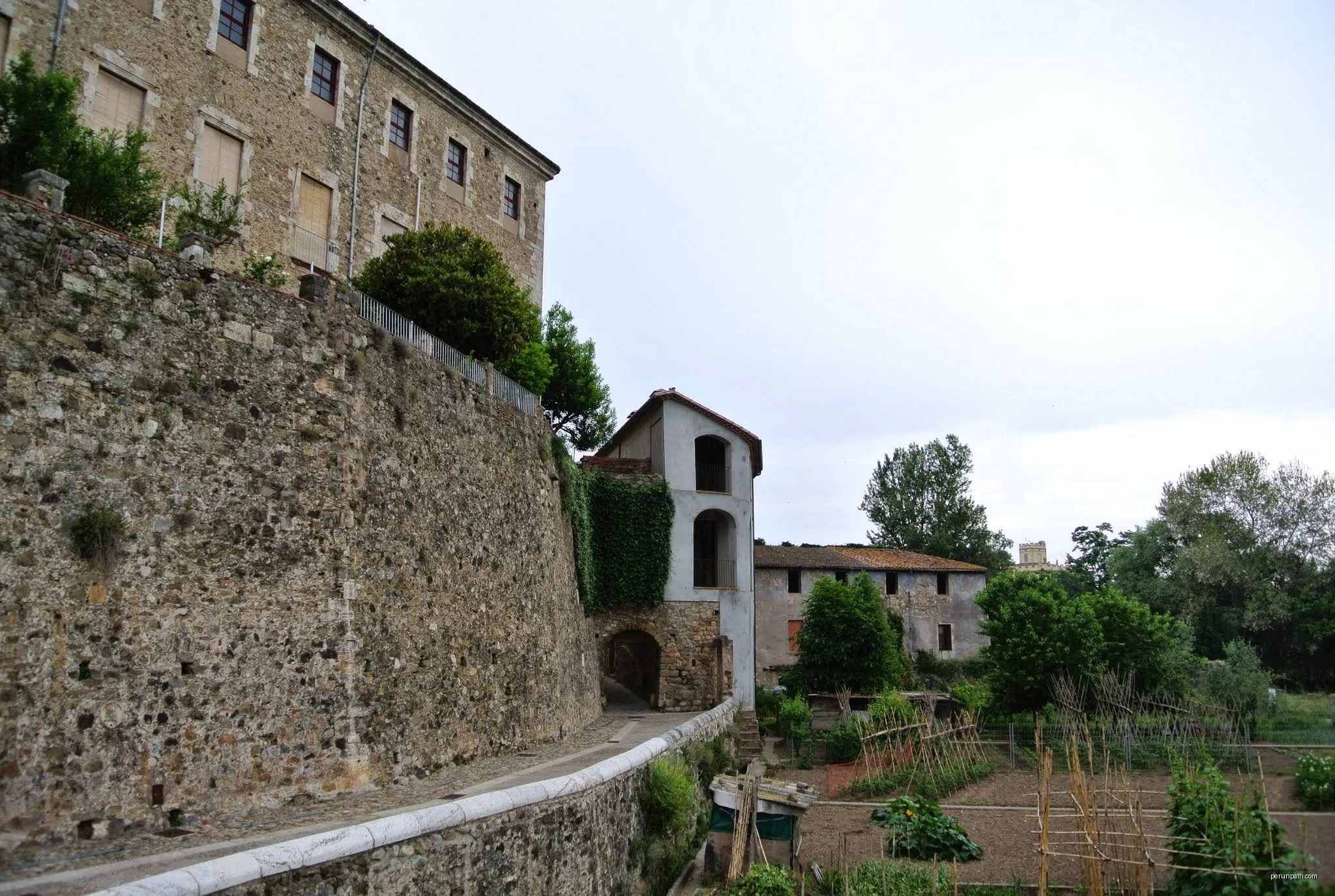 Sant Ferriol, Province of Girona, Spain | Autor: Ben Bender | Licencja: CC BY-SA 3.0 | Źródło: Wikimedia Commons