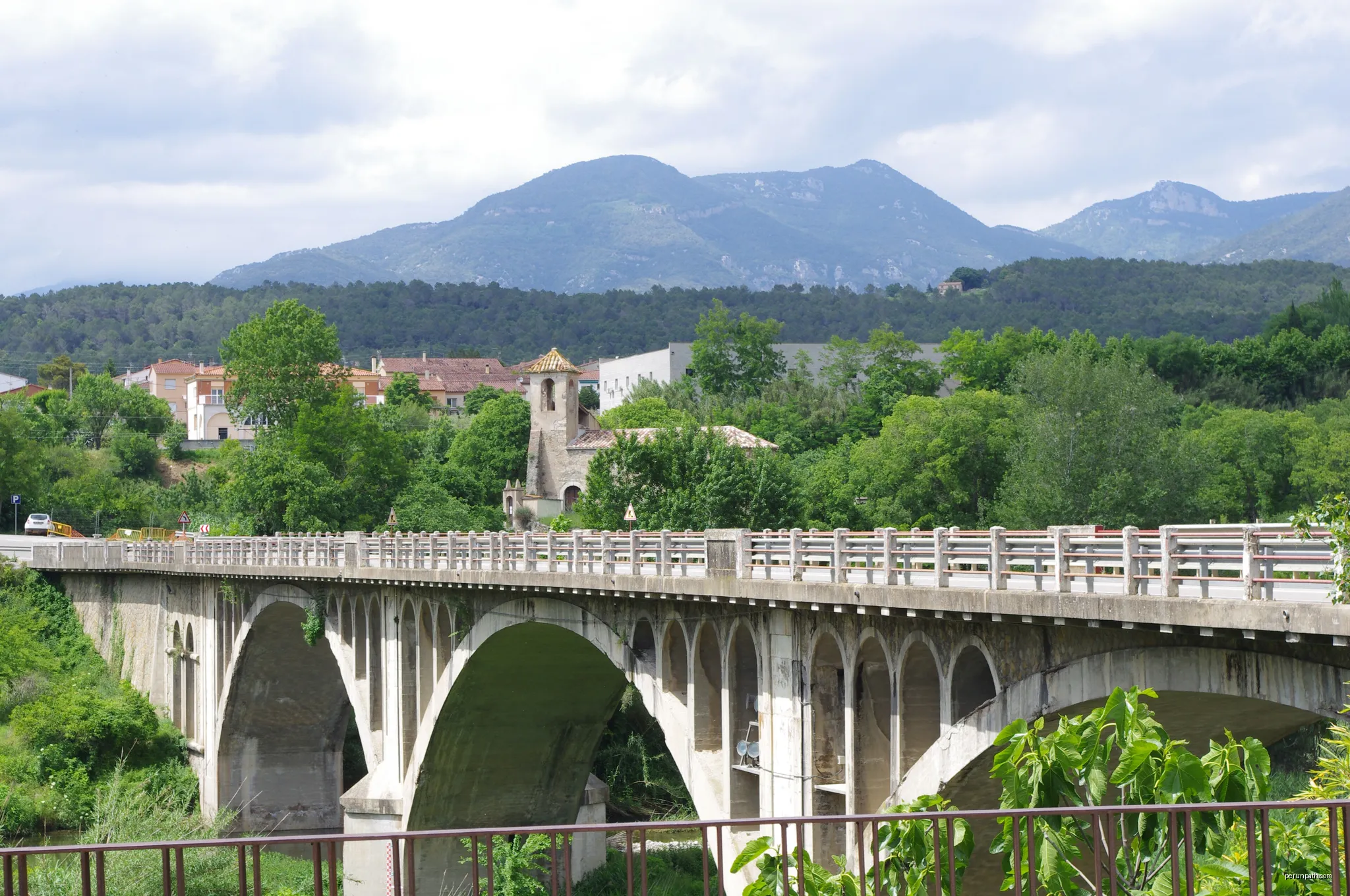 Església de Sant Martí de Capellada de Besalú. | Autor: Àlex | Licencja: CC BY-SA 3.0 | Źródło: Wikimedia Commons