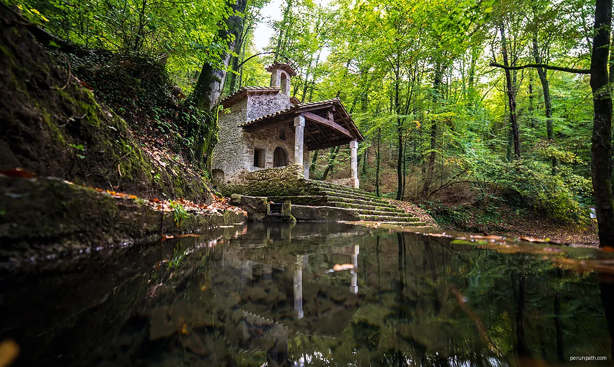 File:Sant Martí del Corb, Garrotxa.jpg | Autor: Carmemolistvidal | Licencja: CC BY-SA 4.0 | Źródło: Wikimedia Commons