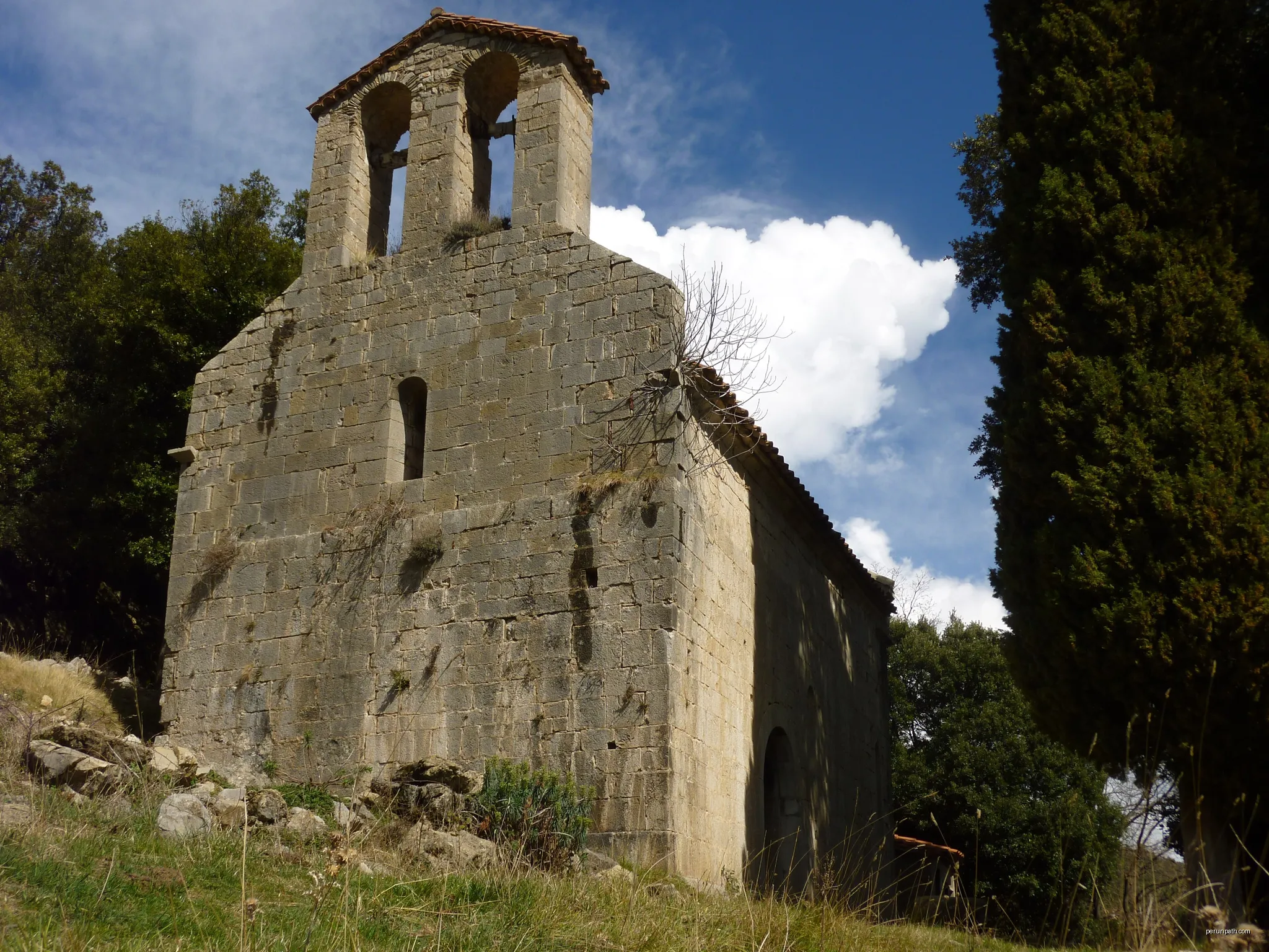 Façana de ponent de l'església de Sant Miquel de Bassegoda, veïnat del municipi d'Albanyà | Autor: Bestiasonica | Licencja: CC BY 3.0 | Źródło: Wikimedia Commons