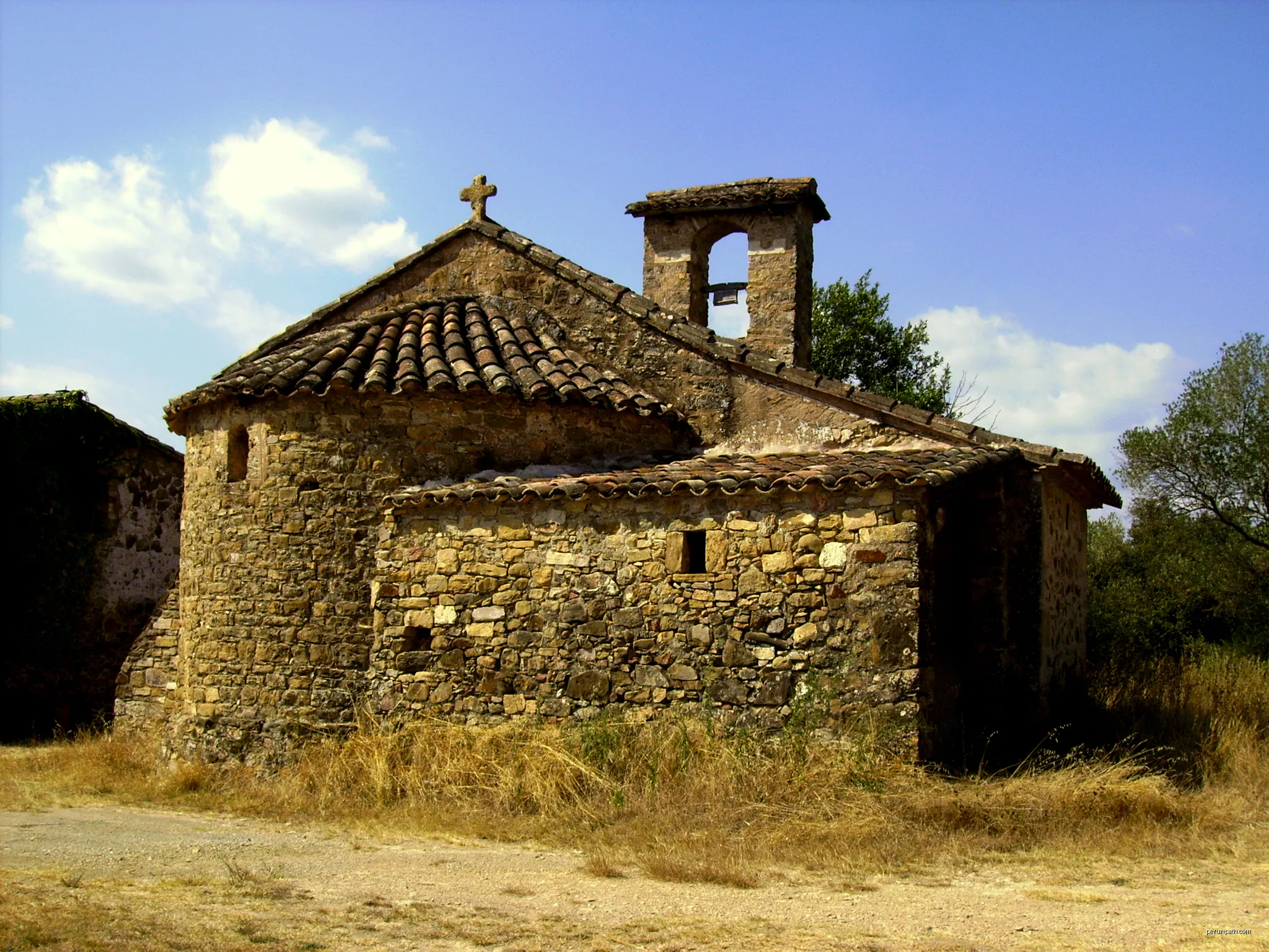 Ermita de Sant Miquel Sesvinyes (Serinyà) | Autor: Josep Maria Viñolas Esteva | Licencja: CC BY-SA 4.0 | Źródło: Wikimedia Commons