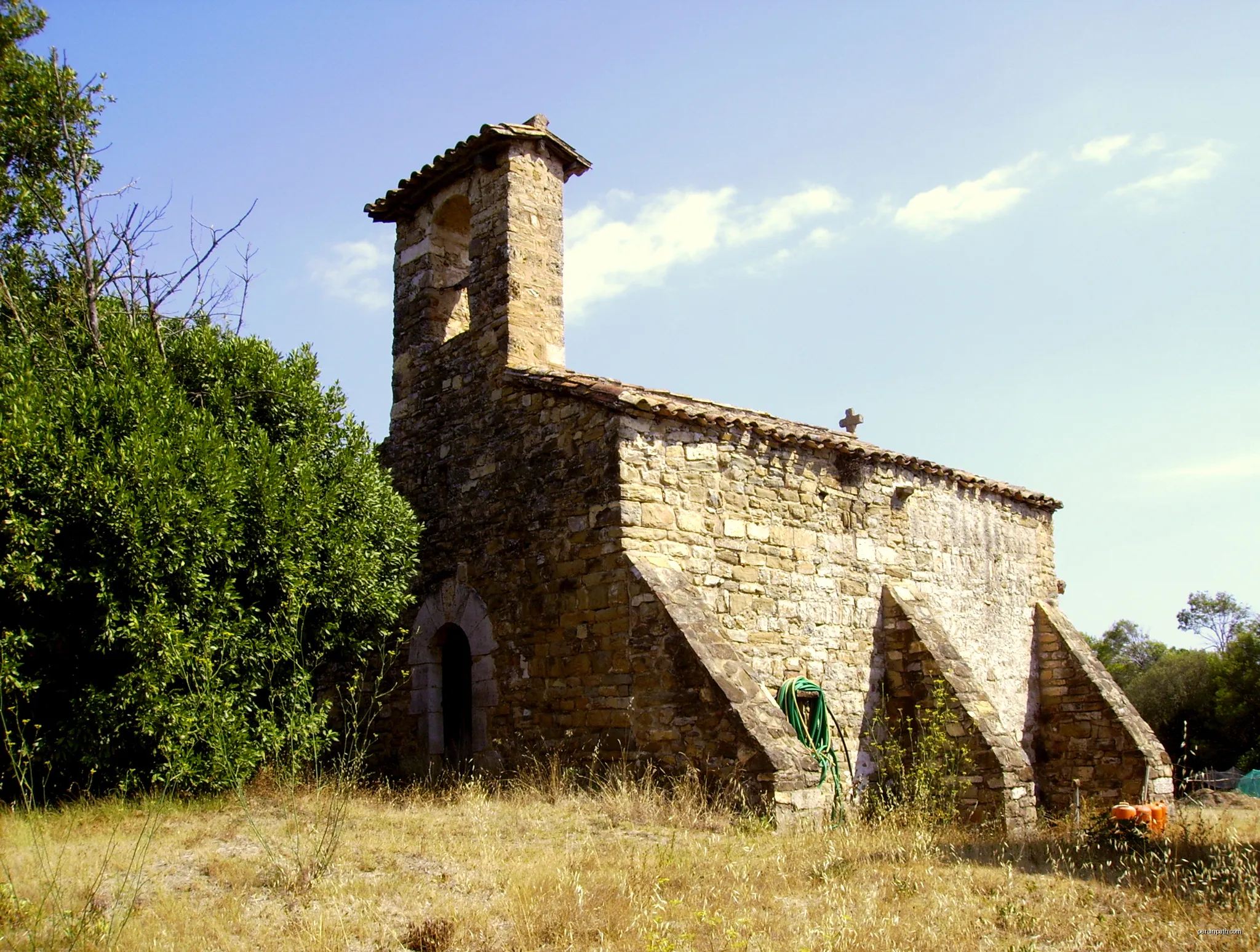 Ermita de Sant Miquel Sesvinyes (Serinyà) | Autor: Josep Maria Viñolas Esteva | Licencja: CC BY-SA 4.0 | Źródło: Wikimedia Commons