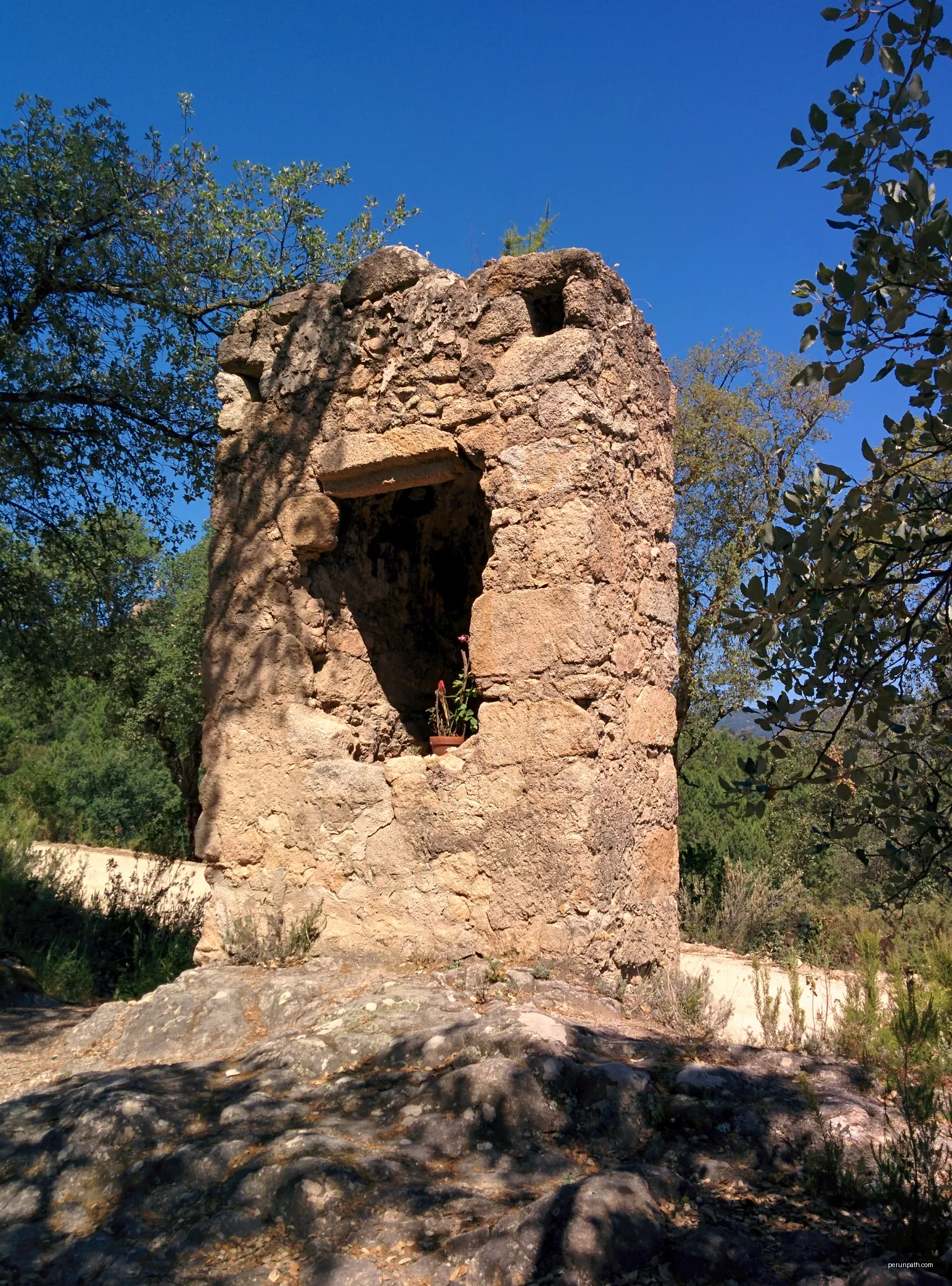 Capella de Sant Pere Petit (Santa Coloma de Farners) | Autor: Josep Maria Viñolas Esteva | Licencja: CC BY-SA 4.0 | Źródło: Wikimedia Commons