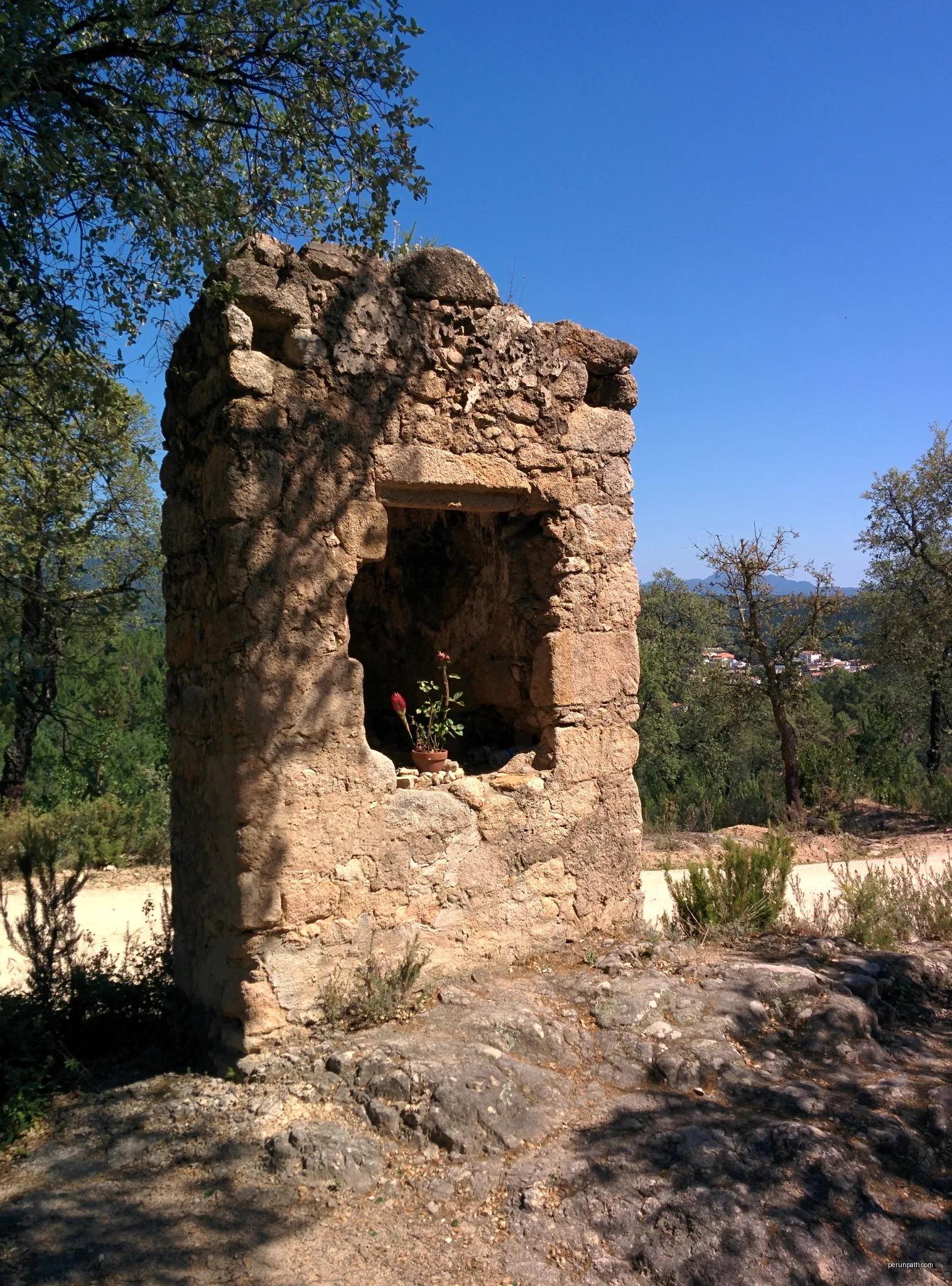 Capella de Sant Pere Petit (Santa Coloma de Farners) | Autor: Josep Maria Viñolas Esteva | Licencja: CC BY-SA 4.0 | Źródło: Wikimedia Commons