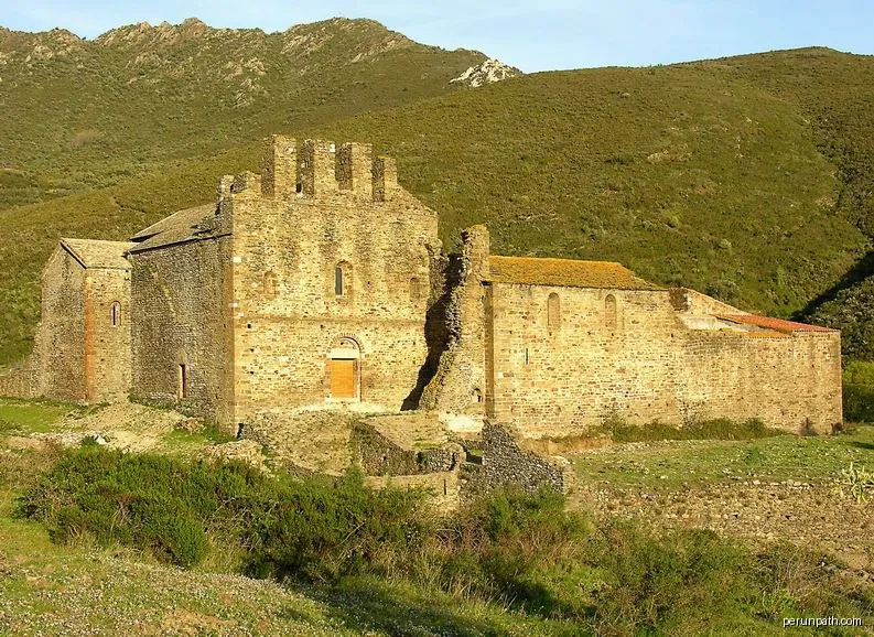Costat nord-occidental del monestir de Sant Quirze de Colera | Autor: Ainhoa from Catalunya | Licencja: CC BY 2.0 | Źródło: Wikimedia Commons