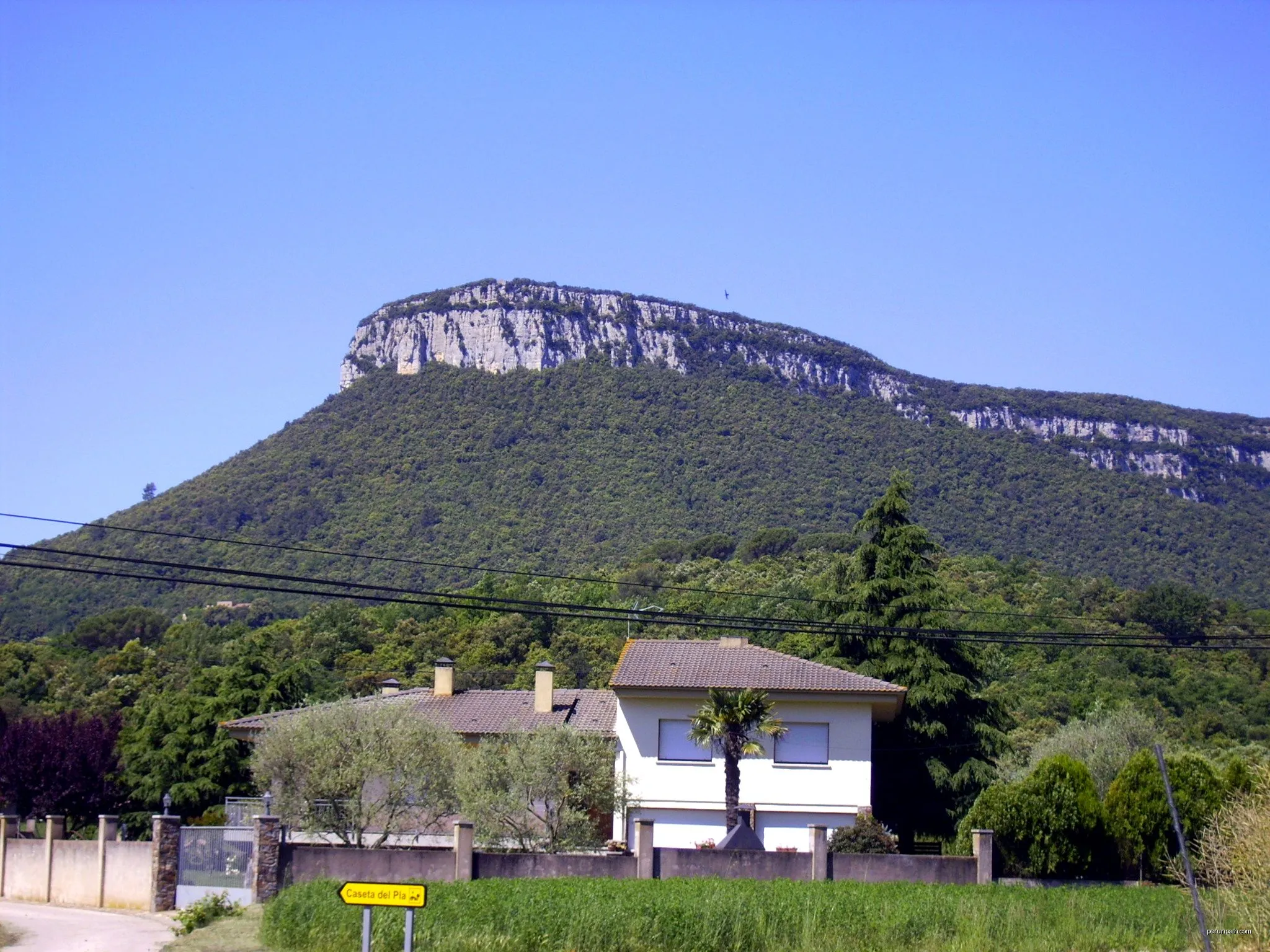 Sant Roc de la Barroca des de Sant Martí de Llémena | Autor: Josep Maria Viñolas Esteva | Licencja: CC BY 2.0 | Źródło: Wikimedia Commons