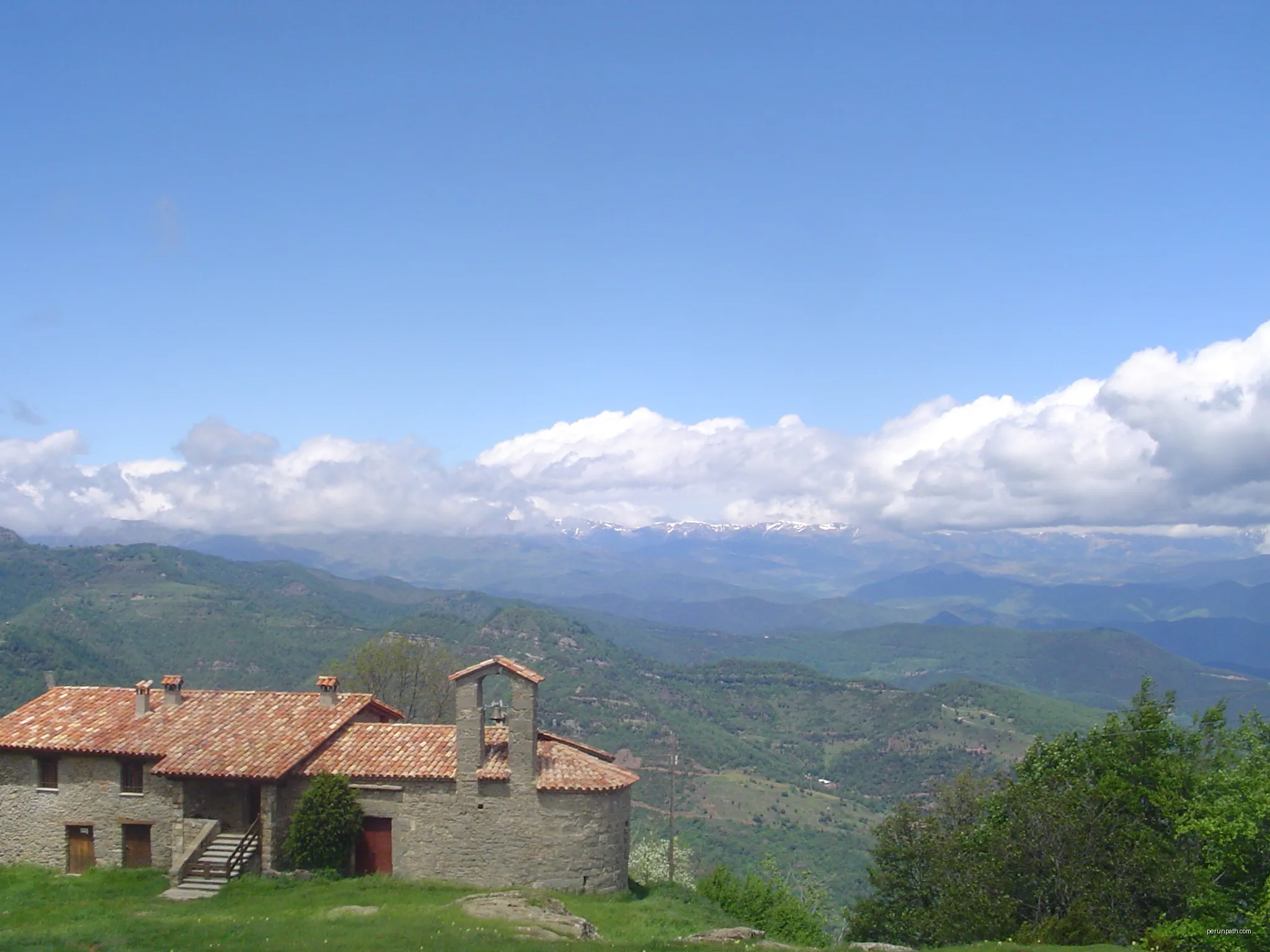 Santa Magdalena del Mont (maig 2007) | Autor: EliziR | Licencja: CC BY-SA 3.0 | Źródło: Wikimedia Commons
