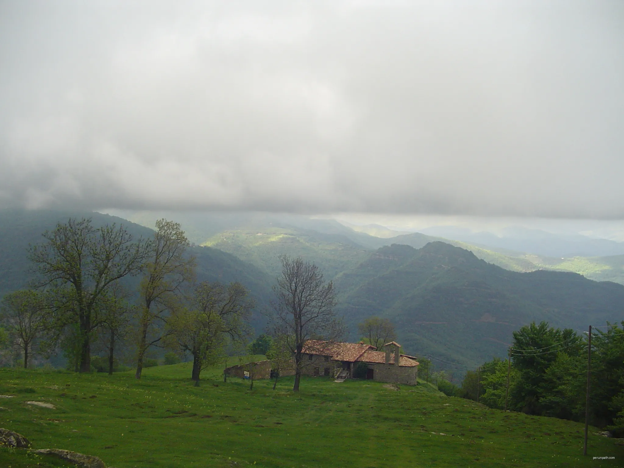 Santa Magdalena del Mont (maig 2007) | Autor: EliziR | Licencja: CC BY-SA 3.0 | Źródło: Wikimedia Commons