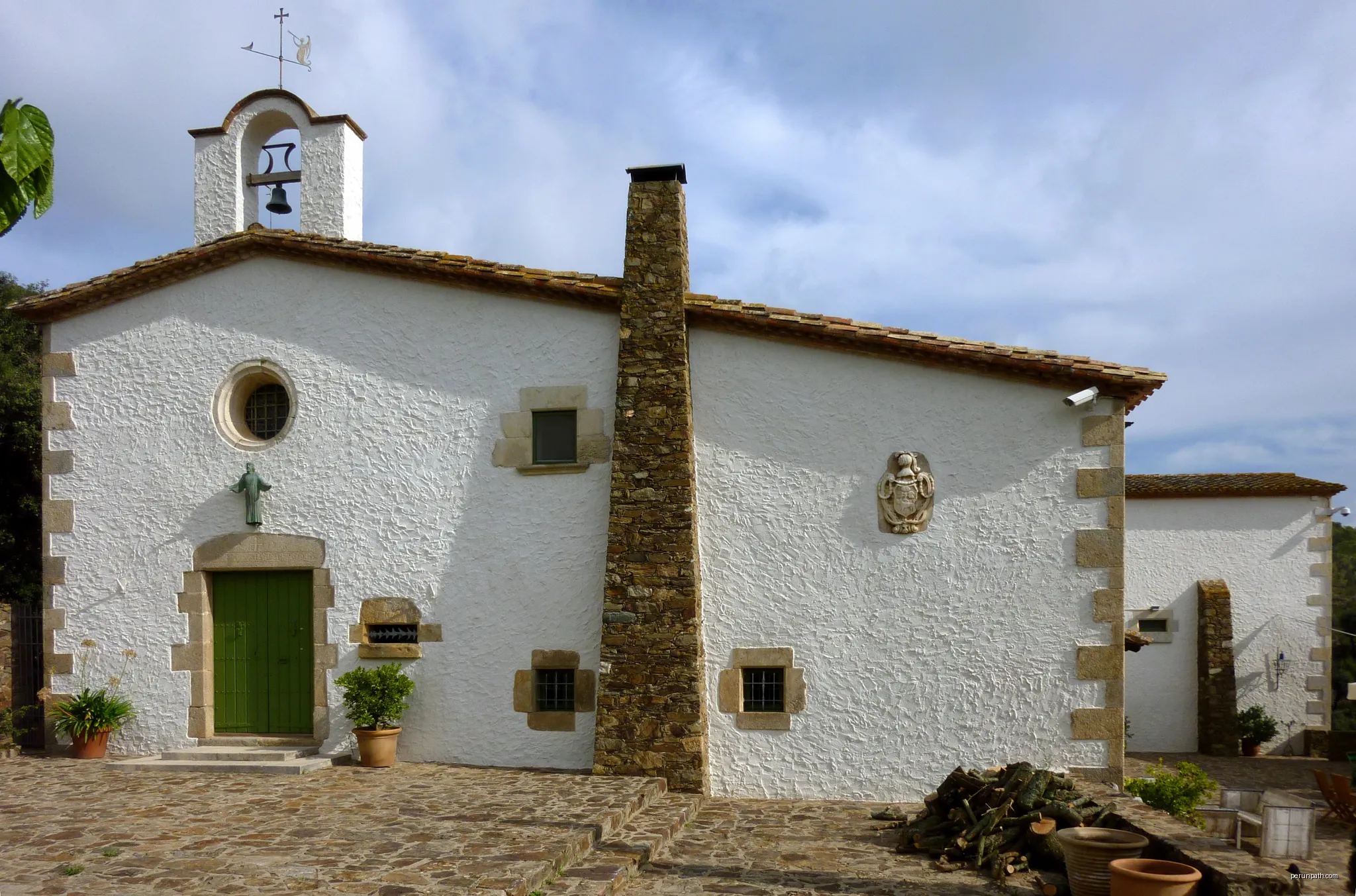 Santuari de Santa Maria de Bell-lloc (Palamós) | Autor: Bestiasonica | Licencja: CC BY 4.0 | Źródło: Wikimedia Commons