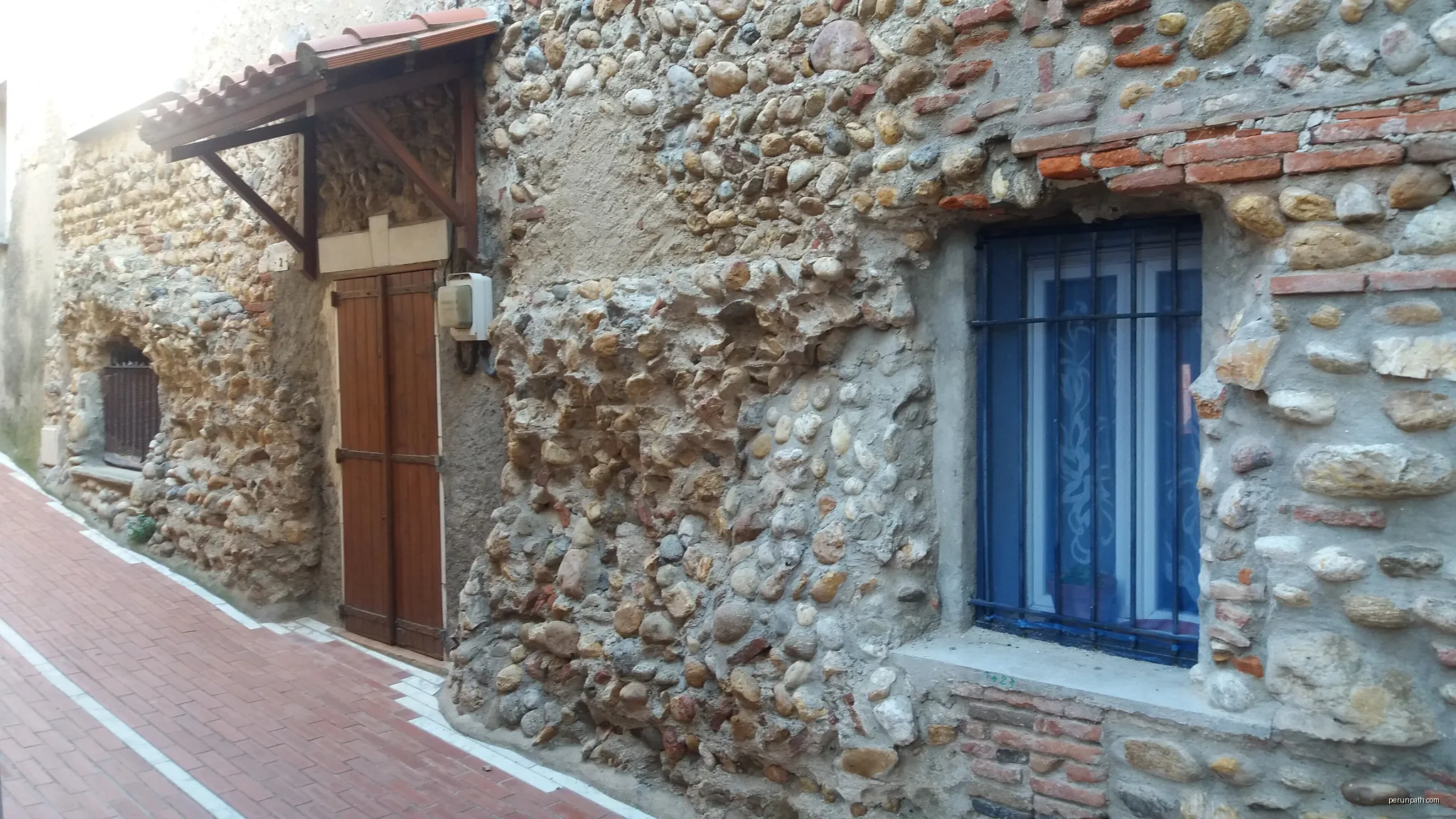 Fragment interior de la muralla medieval de Santa Maria la Mar | Autor: Claudefà | Licencja: CC BY-SA 4.0 | Źródło: Wikimedia Commons
