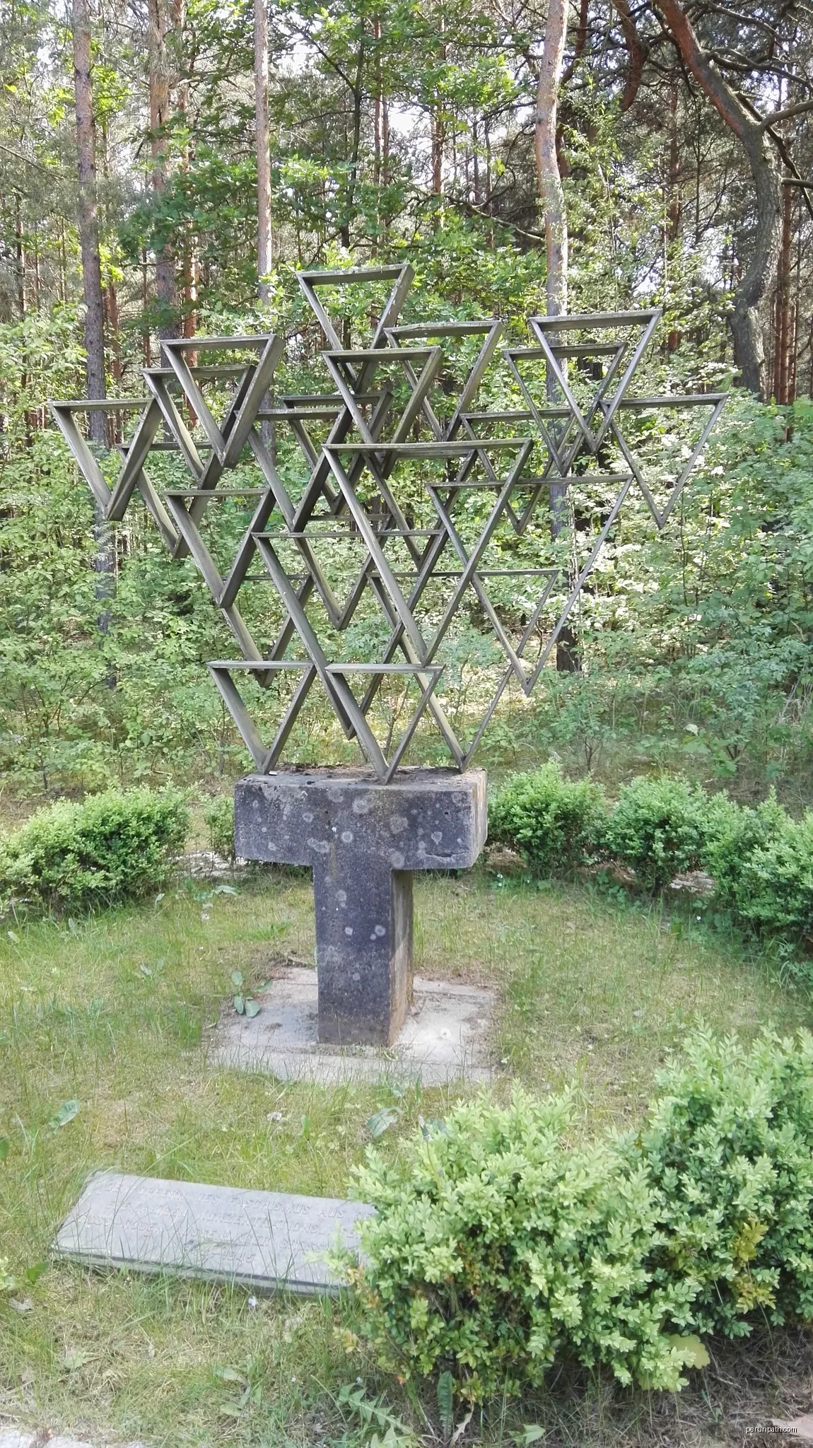 Denkmal für die Häftlinge im Außenlager des KZ Groß-Rosen in Großkoschen einem Ortsteil von Senftenberg, geschaffen von Ernst Sauer | Autor: Z thomas | Licencja: CC BY-SA 3.0 | Źródło: Wikimedia Commons