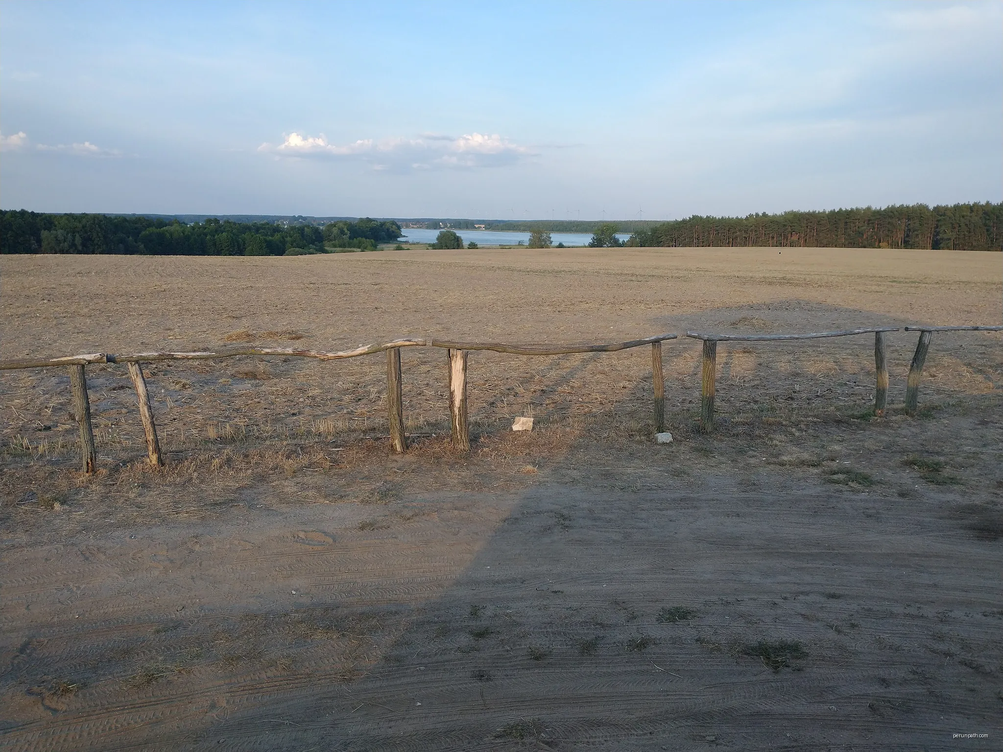 Widok na Schwielochsee ze Swieten Bergu. | Autor: MOs810 | Licencja: CC BY-SA 4.0 | Źródło: Wikimedia Commons