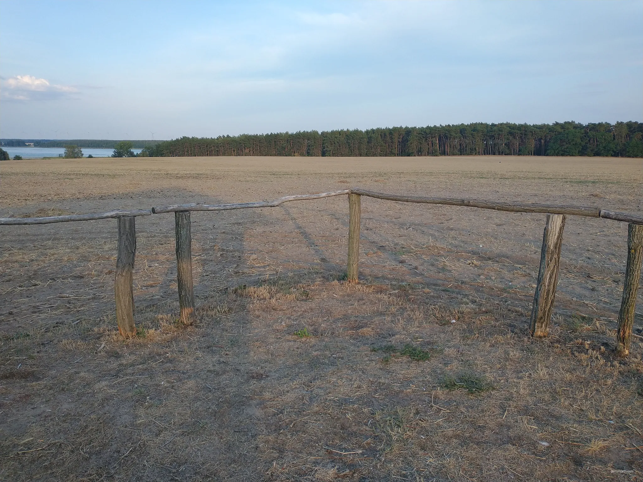 Widok na Schwielochsee ze Swieten Bergu. | Autor: MOs810 | Licencja: CC BY-SA 4.0 | Źródło: Wikimedia Commons