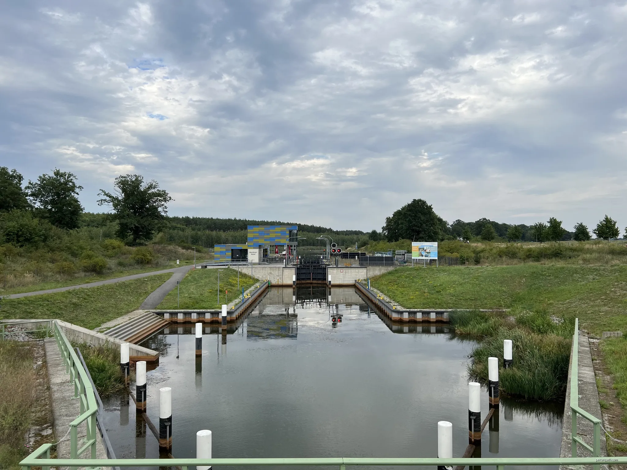 Koschener Kanalschleuse in Senftenberg, Landkreis Oberspreewald-Lausitz, Brandenburg, Deutschland | Autor: Lukas Beck | Licencja: CC BY-SA 4.0 | Źródło: Wikimedia Commons