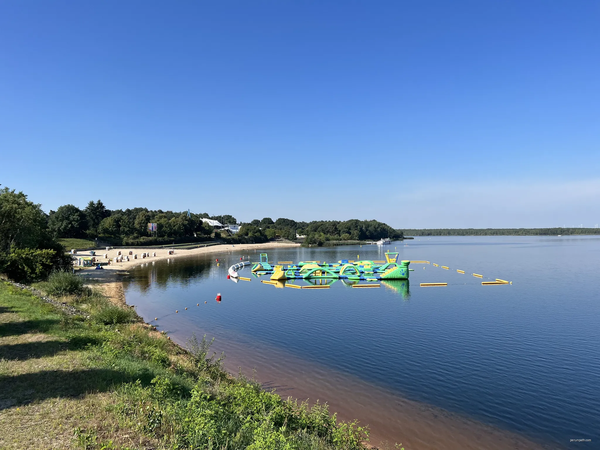 Strand am Senftenberger See in Großkoschen, Senftenberg, Landkreis Oberspreewald-Lausitz, Brandenburg, Deutschland | Autor: Lukas Beck | Licencja: CC BY-SA 4.0 | Źródło: Wikimedia Commons