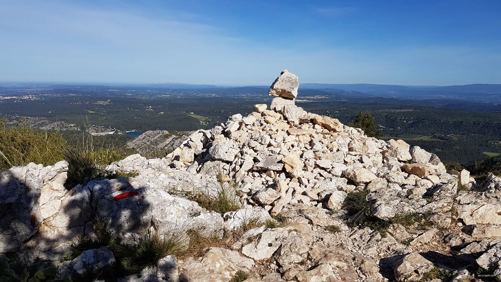 Sentier menant à la Croix de Provence (Montagne Sainte-Victoire) depuis le plan/pas de l'enchois | Autor: Mathieu BROSSAIS | Licencja: CC BY 4.0 | Źródło: Wikimedia Commons