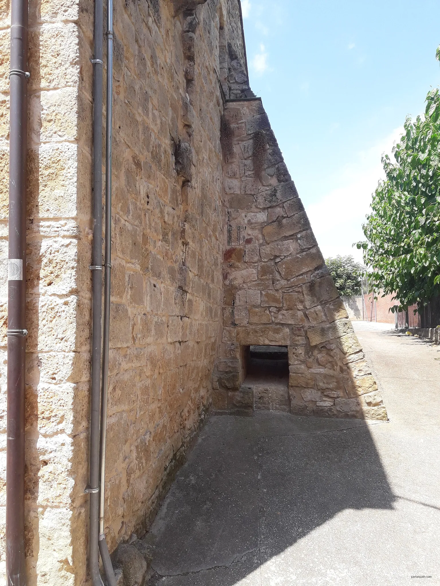 Carrer de les Escoles a Serinyà. | Autor: pere prlpz | Licencja: CC BY-SA 3.0 | Źródło: Wikimedia Commons