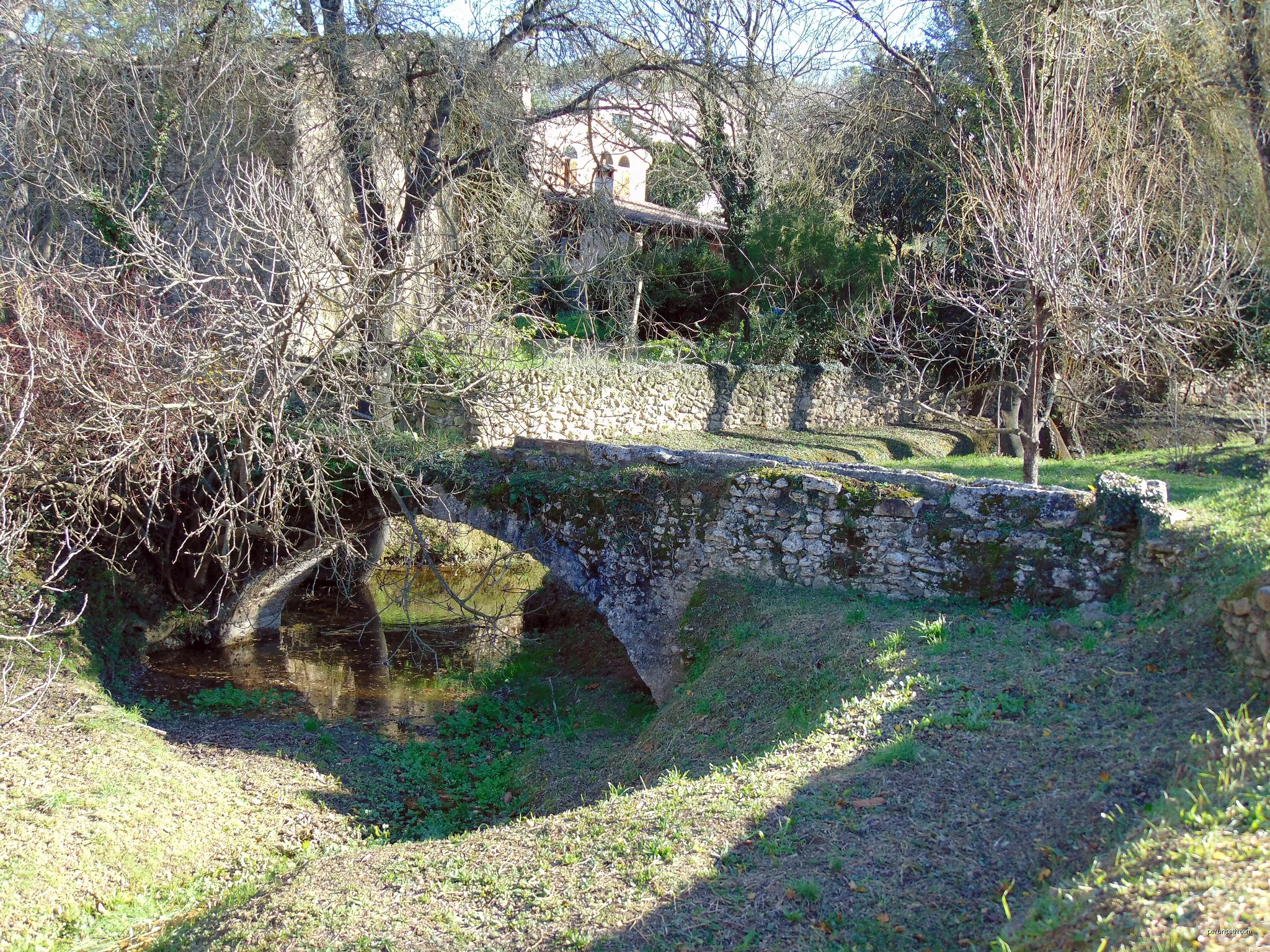 Viver de Can Mollet (Serinyà) | Autor: Josep Maria Viñolas Esteva | Licencja: CC BY 2.0 | Źródło: Wikimedia Commons