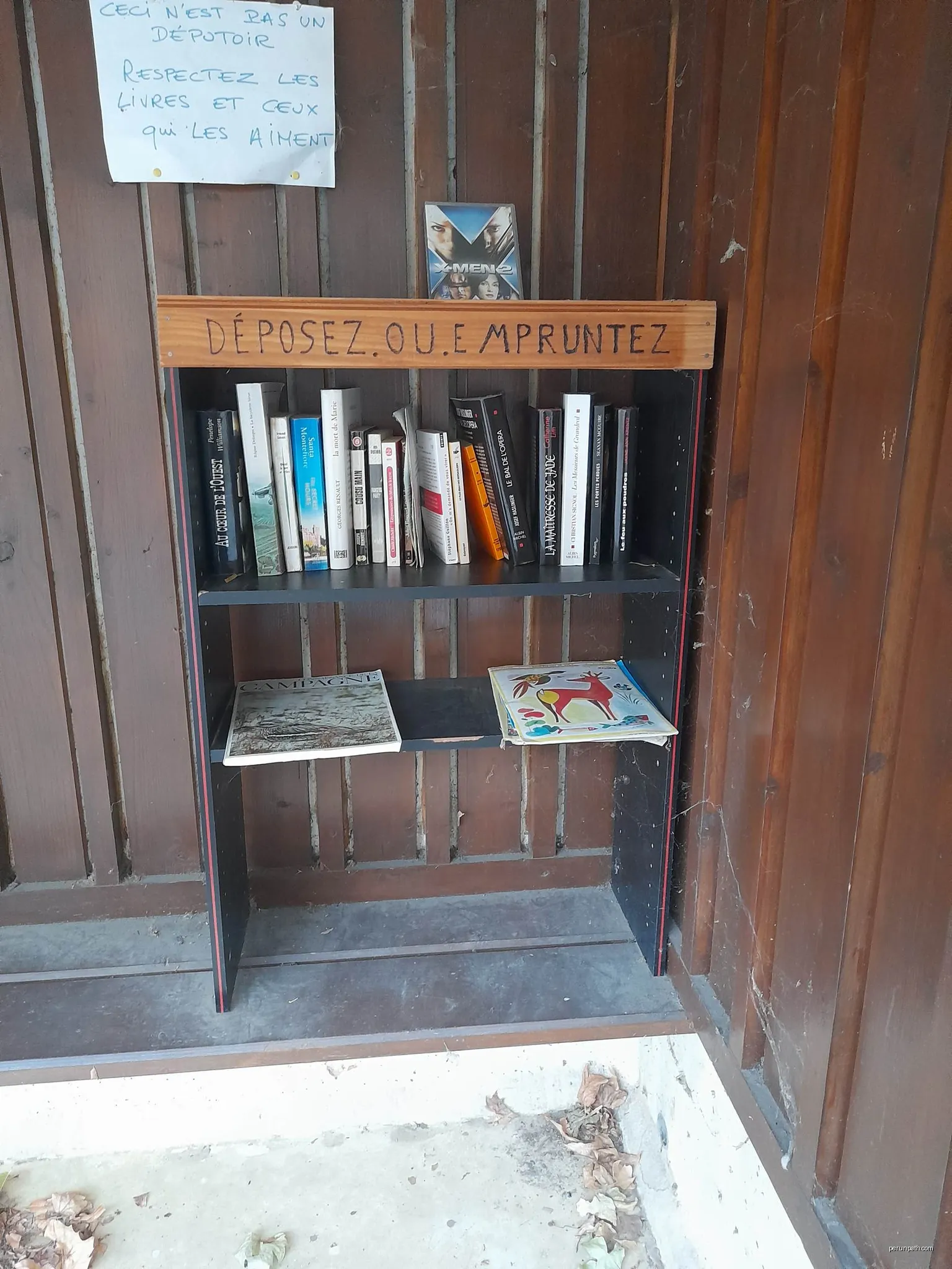Boîte à livres à Serres | Autor: Flip | Licencja: CC BY-SA 4.0 | Źródło: Wikimedia Commons