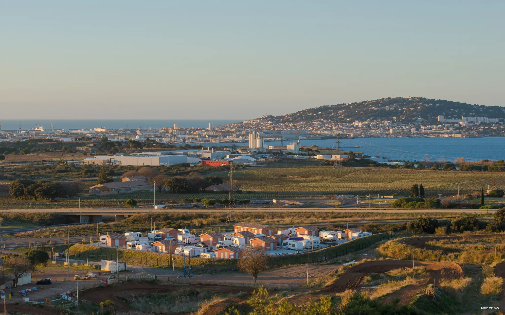 View from the La Gardiole Mountain. In the background a part of Sète, of the Étang de Thau and the Mediterranean Sea. Frontignan, Hérault, France. | Autor: Christian Ferrer | Licencja: CC BY-SA 3.0 | Źródło: Wikimedia Commons