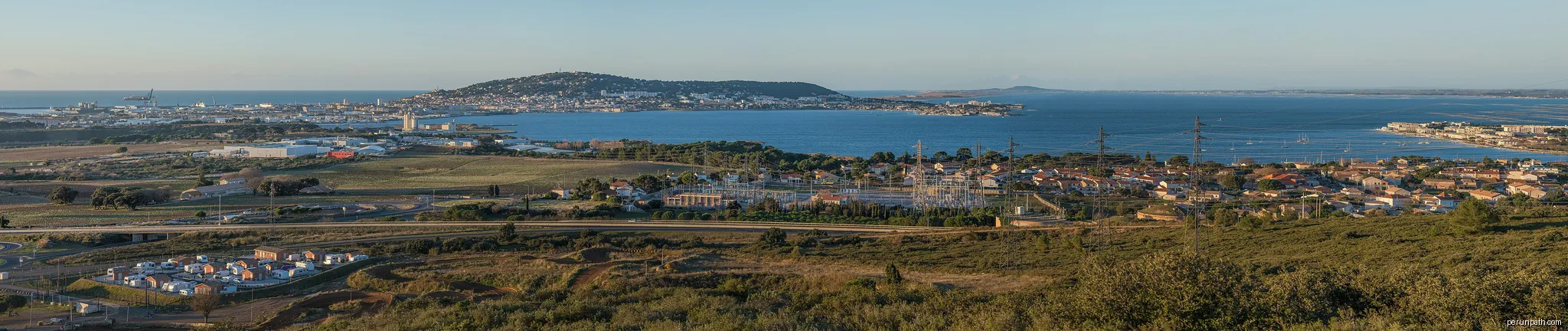 Panorama of  Sète and of the Étang de Thau from the La Gardiole Mountain. Hérault, France. | Autor: Christian Ferrer | Licencja: CC BY-SA 3.0 | Źródło: Wikimedia Commons