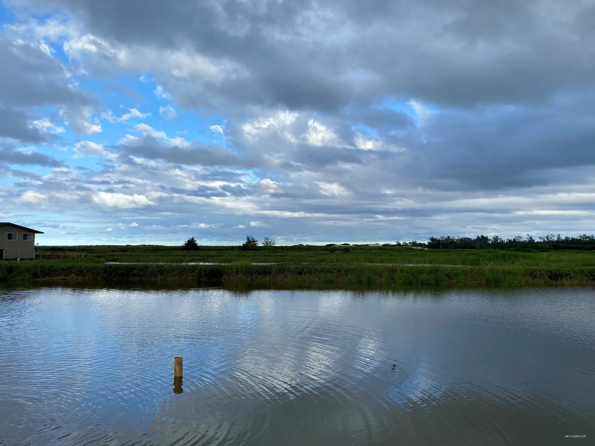 Romy's Shrimp farm Kahuku on the North Shore of Oahu, Hawaii | Autor: Flip Flops Hawaii | Licencja: CC BY-SA 2.0 | Źródło: Wikimedia Commons