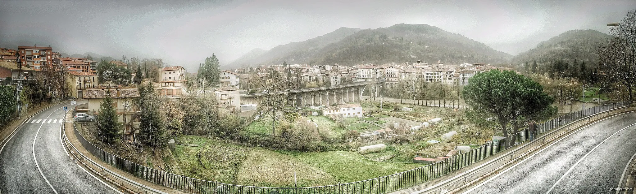 Vista hivernal dels ponts de Sant Joan de les Abadesses | Autor: CaballeriaTASL | Licencja: CC BY-SA 4.0 | Źródło: Wikimedia Commons