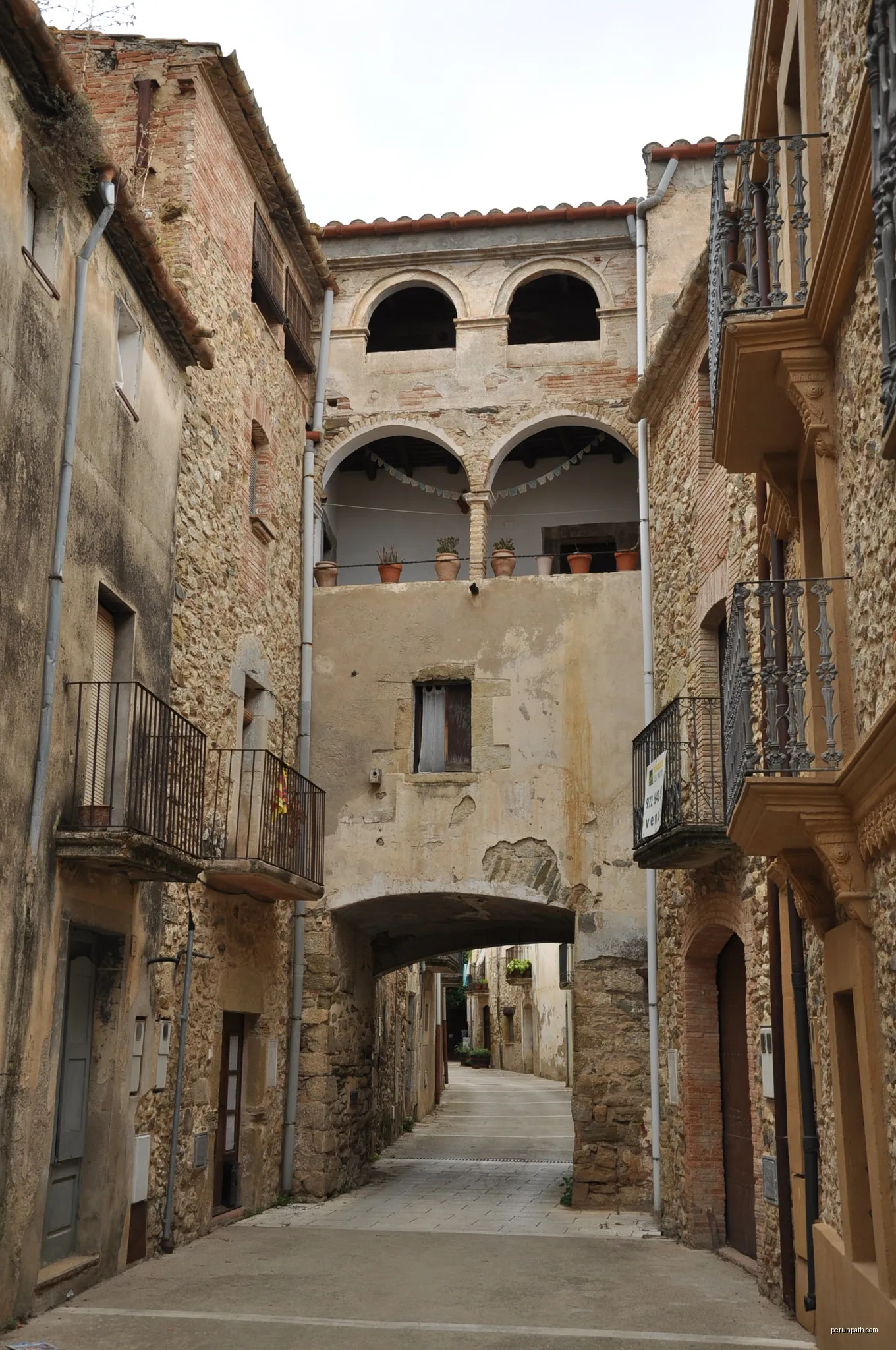Carrer Major (main street) of Sant Sadurní de l'Heura (District of Baix Empordà, Catalonia, Spain). | Autor: Vincent van Zeijst | Licencja: CC BY-SA 3.0 | Źródło: Wikimedia Commons